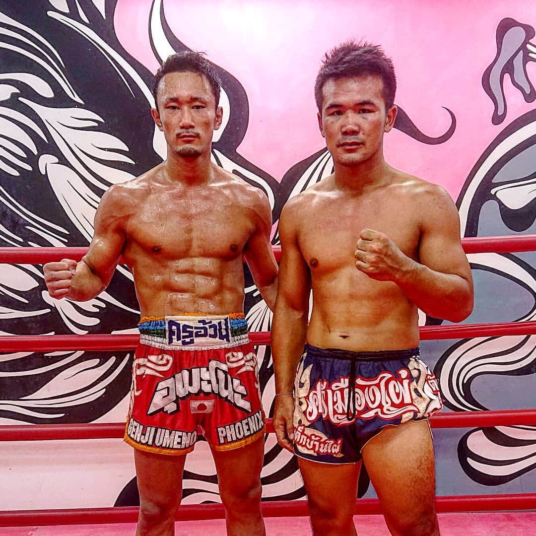 梅野源治のインスタグラム：「今日もシリムァンパイと首相撲やボクシング、RISEルールでのスパーリングを👊 ミットはウアン先生が持ってくれて、シリムァンパイとのスパー時はアドバイスをくれたり。  今回はむこうのミスもあり、労働ビザをとれなかったから観光ビザで日本にきてボランティアw 本人も(お金じゃない。梅野に協力したい)って言ってくれていたみたいだし……周りの方たちには本当に感謝。  #最高の環境 #sparringpartner #srimeungpai #昨年の3ch tournament Champion #僕より10Kg重い #首相撲マジで強い #頭が痛い w」