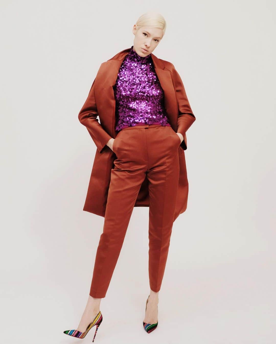 マーティン グラントのインスタグラム：「MARTIN GRANT FW2019 Look 11 Fuchsia sequin Top, Rust Opera Coat and straight cut Pants.」