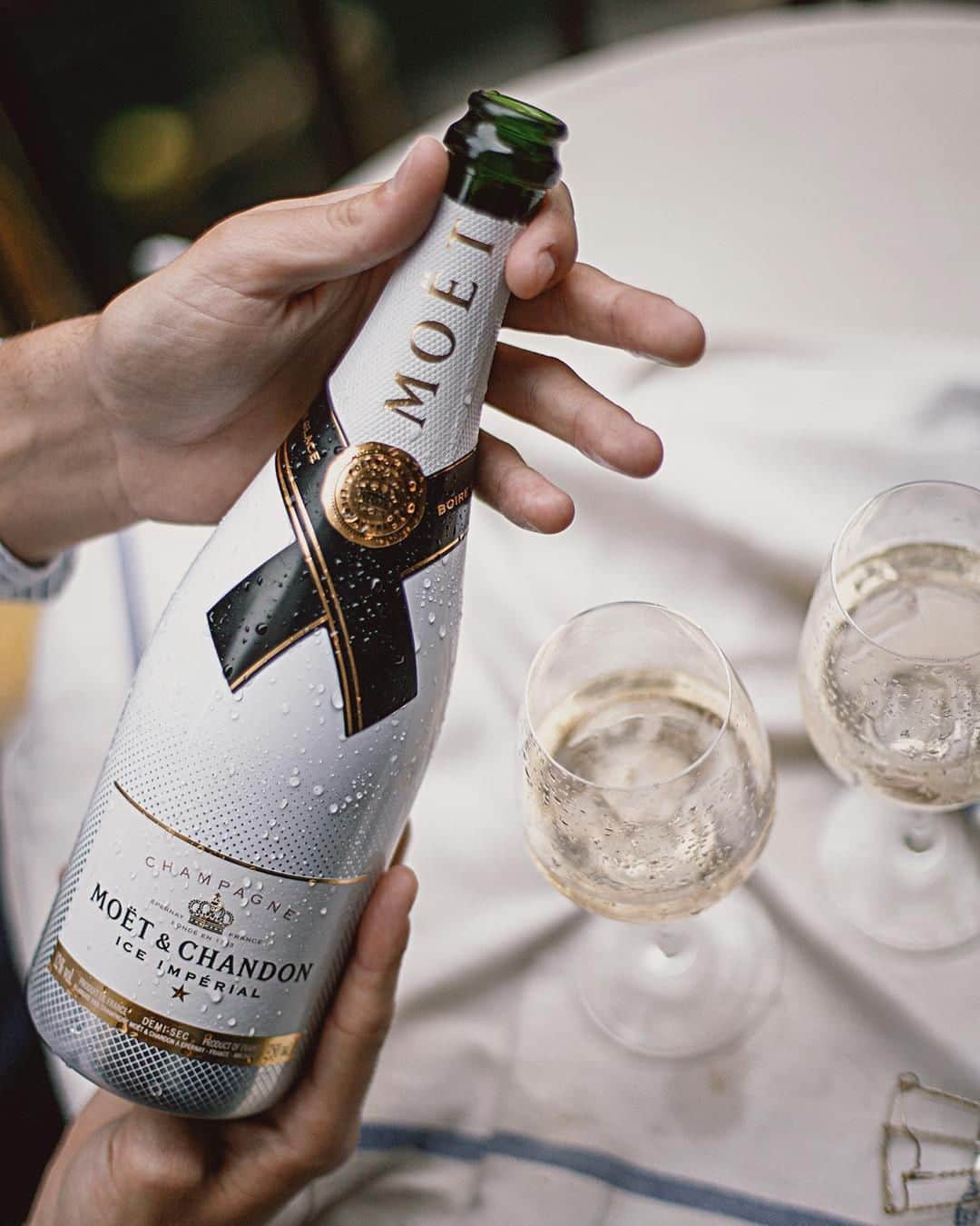 Moët & Chandon Officialさんのインスタグラム写真 - (Moët & Chandon OfficialInstagram)「A fresh sip of icy perfection. Picture by @joanpala #MoetMoment #MoetIce #TuesdayMotivation . This material is not intended to be viewed by persons under the legal alcohol drinking age or in countries with restrictions on advertising on alcoholic beverages. ENJOY MOET RESPONSIBLY」6月5日 1時00分 - moetchandon