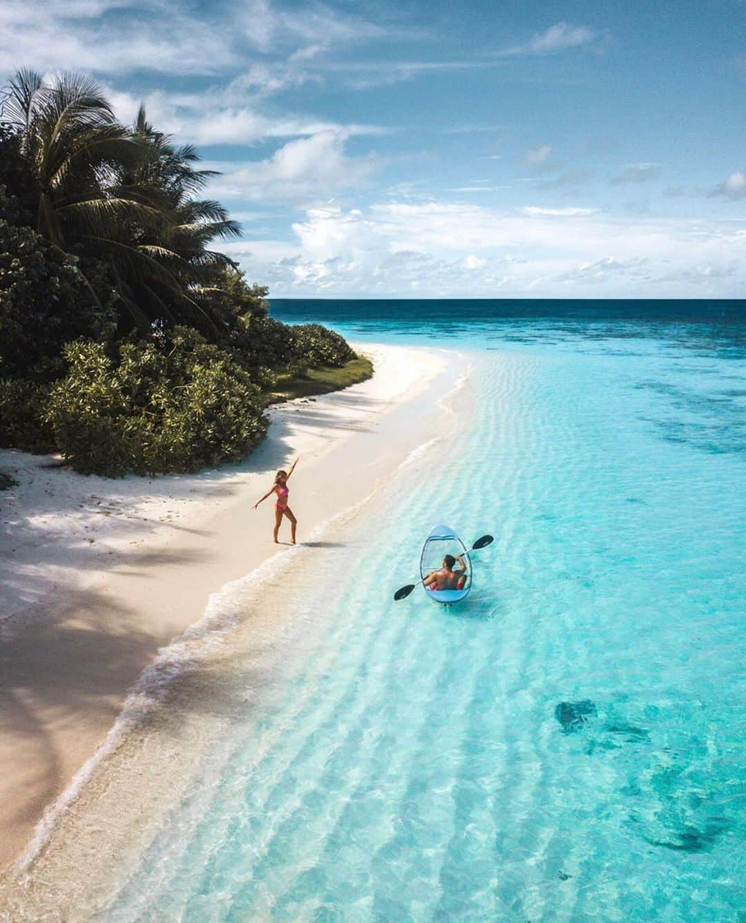 Earth Picsさんのインスタグラム写真 - (Earth PicsInstagram)「Let’s go kayaking and explore Maldives 🇲🇻, check out @thelosttwo to be inspired!」6月5日 1時00分 - earthpix