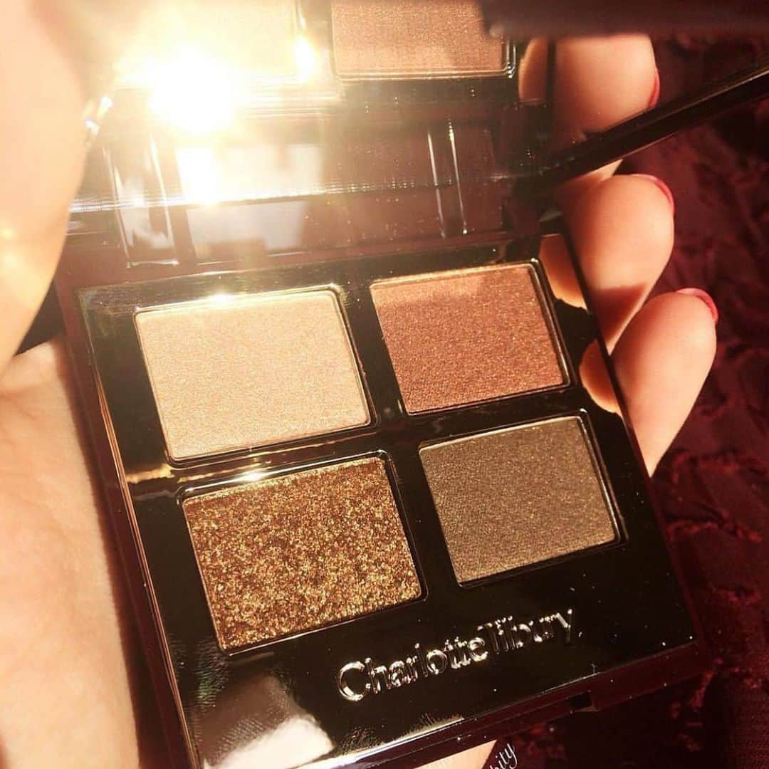 シャーロット・ティルベリーさんのインスタグラム写真 - (シャーロット・ティルベリーInstagram)「Darlings, my GORGEOUS Luxury Eye Palette has a new name, THE BELLA SOFIA!! This palette has the SAME mesmeric molten, bronzey tones, the SAME incredible, blendable textures, the SAME Mediterranean magic... just an even more beautiful name!  Have you tried it yet? It’s my secret to a quick and easy smokey eye in seconds!! 👁💋 #Regram this dreamy photo from @sara_serendipity 💫🌟 #TheBellaSofia」6月5日 1時00分 - charlottetilbury