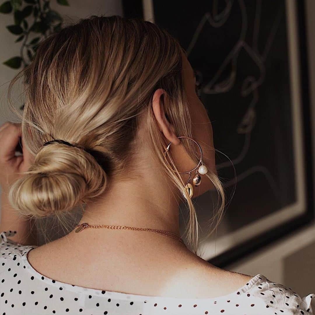 アクセサライズのインスタグラム：「The look was born on the catwalk, before trending on Instagram, and it's now everywhere: Shell jewellery is the SS19 trend to invest in now. 🐚 Dress-up a un-done bun with our jangly shell hoops like @staceylouisewhite. 🔎: 6948038100 #Accessorize #Accessorizer #InstantSummer」