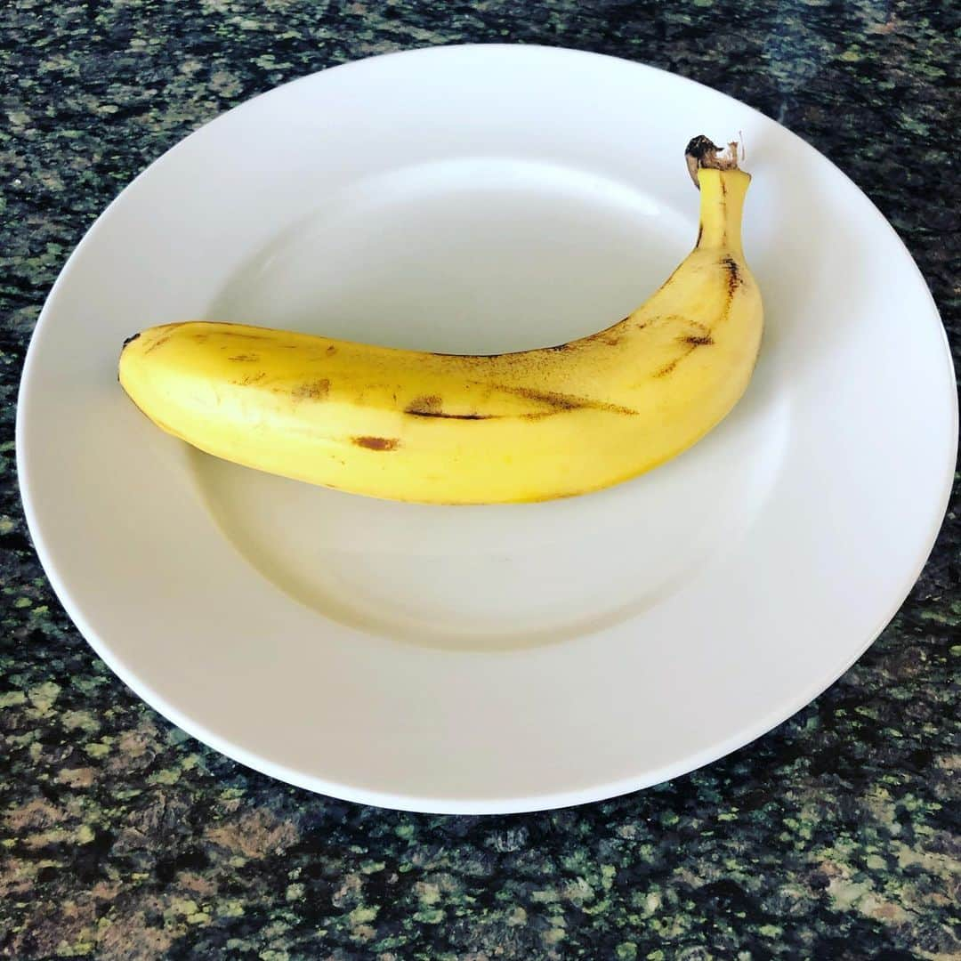 デイブ・クーリエさんのインスタグラム写真 - (デイブ・クーリエInstagram)「I see so many Instagram’ers taking beauty shots of their food. Here’s mine. I prepared it myself. Ingredients:Banana #cutitout」6月5日 1時01分 - dcoulier