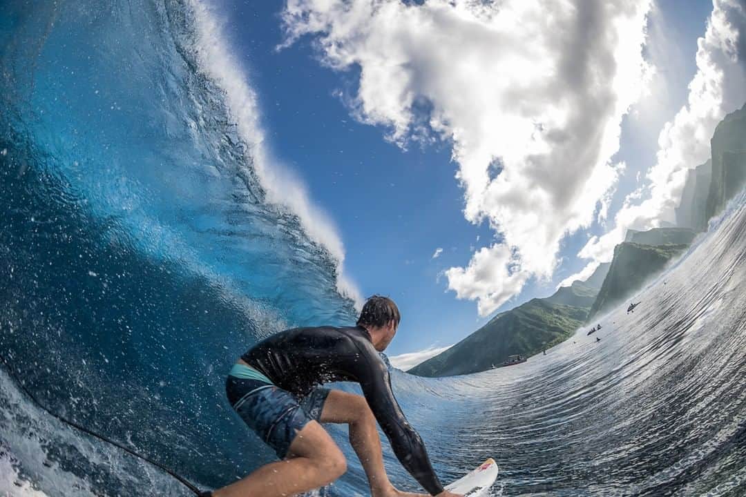 patagoniaさんのインスタグラム写真 - (patagoniaInstagram)「Just look for the office at the End of the Road. @ian.walsh checks in to work for a product testing session in Tahiti. Photo: @benthouard」6月5日 1時01分 - patagonia