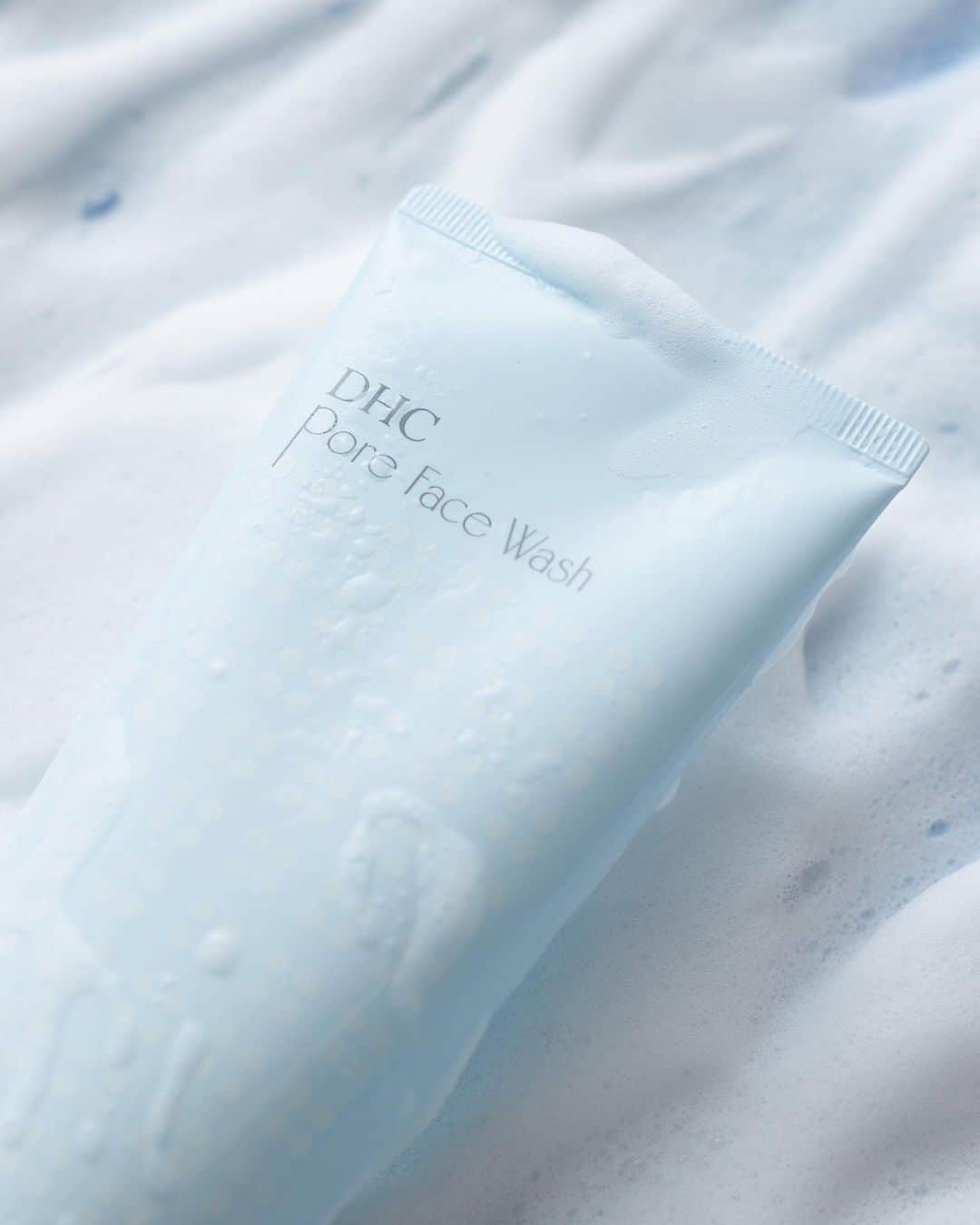 DHC Skincareさんのインスタグラム写真 - (DHC SkincareInstagram)「#TextureTuesday featuring one of our favorite summertime cleansers, Pore Face Wash!🌟 _ Pore Face Wash deeply cleans to improve the skin's tone and texture. A gentle blend of alpha hydroxy acids and finely milled baking soda exfoliates skin. Olive leaf extract hydrates, and horsetail kelp extract and calendula soothe. #PoreFaceWash #DHCisJBeauty」6月5日 1時02分 - dhcskincare