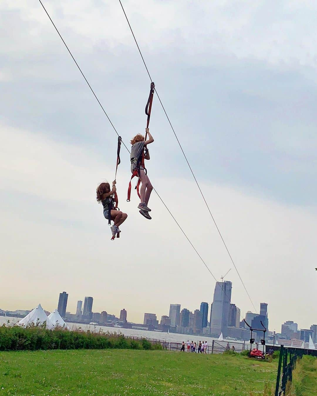 Ilana Wilesさんのインスタグラム写真 - (Ilana WilesInstagram)「I’m still not over how much fun we had “glamping” on Governor’s Island with the Girl Scouts. There have been lots of questions, so I will answer the most important ones. 1) Anybody can do the camping trip and you can just get one tent. You do not need to be in a group. 2) You can also just go to Governor’s Island for the day. It’s open to the public, and most things, like the playgrounds and the junkyard, are FREE. The ferry over there is free too and it’s just a ten minute ride over from Manhattan. 3) The junkyard is AWESOME. Yes, it might seem dangerous but studies show there are lots of benefits to this kind of independent play. Also, it’s pretty freeing when a place tells you that you are NOT ALLOWED to watch your kid. What a concept! 4) That guitar player was LIVE music 🎶🙌🏻 #governorsisland #collectiveretreats #girlscouts #nyc」6月5日 11時57分 - mommyshorts