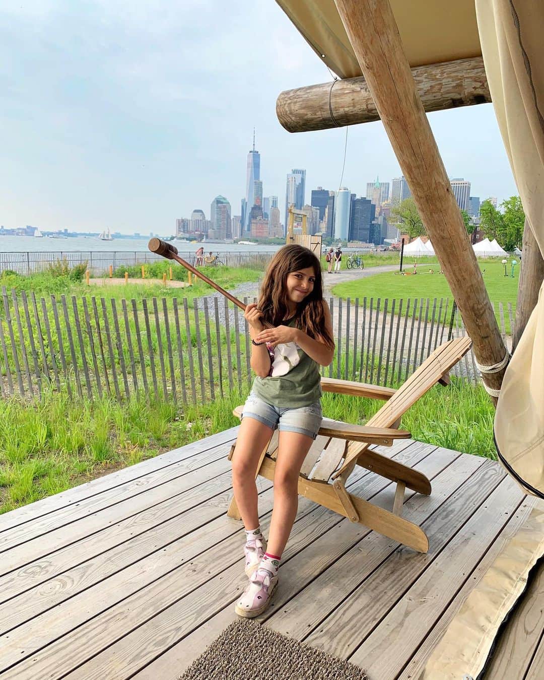 Ilana Wilesさんのインスタグラム写真 - (Ilana WilesInstagram)「I’m still not over how much fun we had “glamping” on Governor’s Island with the Girl Scouts. There have been lots of questions, so I will answer the most important ones. 1) Anybody can do the camping trip and you can just get one tent. You do not need to be in a group. 2) You can also just go to Governor’s Island for the day. It’s open to the public, and most things, like the playgrounds and the junkyard, are FREE. The ferry over there is free too and it’s just a ten minute ride over from Manhattan. 3) The junkyard is AWESOME. Yes, it might seem dangerous but studies show there are lots of benefits to this kind of independent play. Also, it’s pretty freeing when a place tells you that you are NOT ALLOWED to watch your kid. What a concept! 4) That guitar player was LIVE music 🎶🙌🏻 #governorsisland #collectiveretreats #girlscouts #nyc」6月5日 11時57分 - mommyshorts