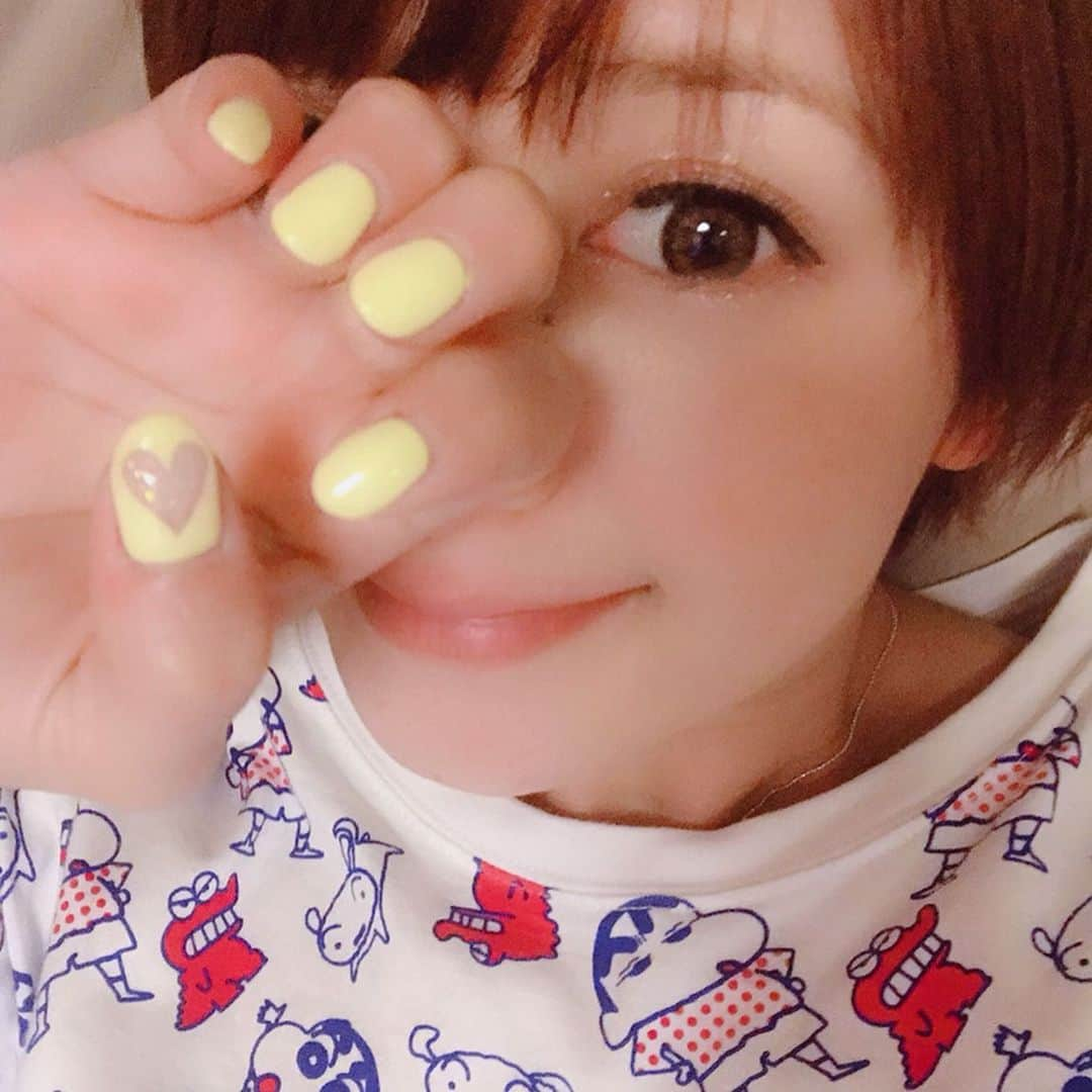 矢口真里さんのインスタグラム写真 - (矢口真里Instagram)「爪が可愛いってコメントが沢山きてたので、今のネイルはこちらです💅✨ @nailsalon.kurni.ebisu さんにて😊✨ ・ 少しネオンの入ったパステルな黄色🍋 💛の中はラメでキラッと✨ ・ 出産が近づくとネイルやまつエクをオフする時期がやって来ます☺️私の場合はもう少し先かな😊✨ドキドキだぜっ😂✨」6月5日 11時57分 - mariyaguchi_official