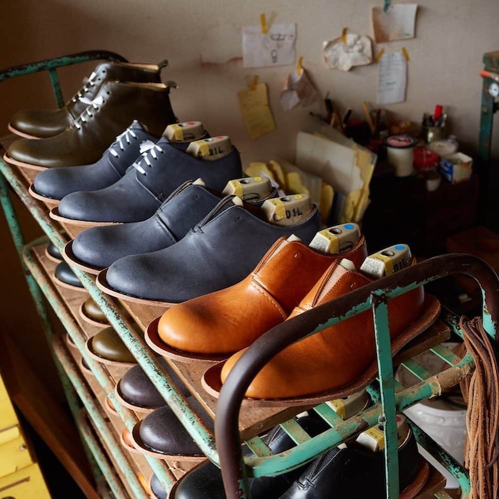 手紙社さんのインスタグラム写真 - (手紙社Instagram)「【「札幌蚤の市&札幌もみじ市」出店者紹介：coupé】 「10年後も履きたい靴」をテーマに、東京・東小金井のアトリエでセミオーダーの革靴をしつらえています。芯やソールもすべて革で作り上げる一足。札幌での出店は昨年に続き2回目。長く履ける、自分の足にぴったりの特別な靴をこの機会にぜひオーダーしてみませんか？ ・ ▶︎詳細はプロフィールのリンク「手紙社公式ウェブサイト」より「札幌蚤の市&札幌もみじ市」公式サイト・札幌もみじ市へ ・ ▶︎ボランティアスタッフ募集中！　詳しくはストーリーへ ・ #札幌蚤の市 #札幌もみじ市 #札幌北欧市 #札幌豆皿市 #手紙社 #手紙舎  #東京蚤の市 #もみじ市 #北欧市 #豆皿市 #アンティーク #ブロカント #豆皿 #箸置き市 #大人の文化祭 #tokyonominoichi #tegamisha  #vintage#antique #mamezara #coupe #オーダーシューズ #靴」6月5日 12時00分 - tegamisha