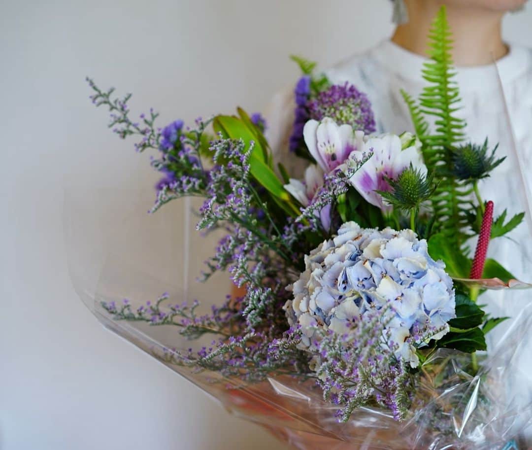 前田有紀さんのインスタグラム写真 - (前田有紀Instagram)「guiの作品は「花に新しく出会えること」をコンセプトにしています。 . いまは6月の季節の花あじさいをテーマに、「新しい紫陽花の魅力に出会ってもらいたい！」という願いを込めて色々なアイテムをご用意しています。 . ブーケでは、綺麗な色合いのあじさいをセレクトしました。目指すのは、あじさいのブーケやアクセサリーを手にした方の毎日がちょっと明るいものになって、あじさいが身近に感じられるようになって、帰り道に近くの花屋にまた寄ってみたくなるような、そんなもの。 人と花のあいだにそんな距離感を作っていきたい。  自分のために、自分の暮らしに花を飾る人が1人でも増えたらいいな、花を好きになる人が増えたらいいな。そんな願いを込めて、花を仕入れて日々束ねています。 あじさいのアイテムは、すでにたくさんご注文いただいています。とてもご好評いただいているので、新色もこのあと登場予定です。ブーケをご注文いただいた皆様に、人気のヘアアクセサリーもついてきます。 みなさんにとってあじさいを満喫できる6月になりますように。  #Repost @gui.flower with @make_repost ・・・ 【あじさいヘアアクセサリー、完売につき本日追加しました！】 . guiのオンラインで開催中の「あじさいマルシェ」早速たくさんの方にご注文いただき本当に嬉しいです。順番にご連絡してまいりますので、今しばらくお待ちください。 . 早々に完売した「あじさいヘアアクセサリー」は本日追加しました。 . 色合いの美しいあじさいと季節の草花を束ねたブーケ&ヘアアクセサリーのセットも、お部屋の中で季節を楽しめるアイテムとしてオススメです。 . #gui #guiflower #移動花屋 #グイ #花の日 #あじさい #アジサイ #紫陽花 #アクセサリー #ピアス #ヘアアクセサリー #花のある暮らし #bouquet #ブーケ」6月5日 10時32分 - yukimaeda0117