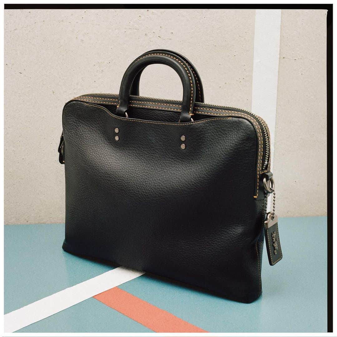 コーチさんのインスタグラム写真 - (コーチInstagram)「Want to give him another excuse to brag about you at work? Our Rogue Slim Brief should do the trick. #FathersDay #CoachNY」6月5日 10時37分 - coach