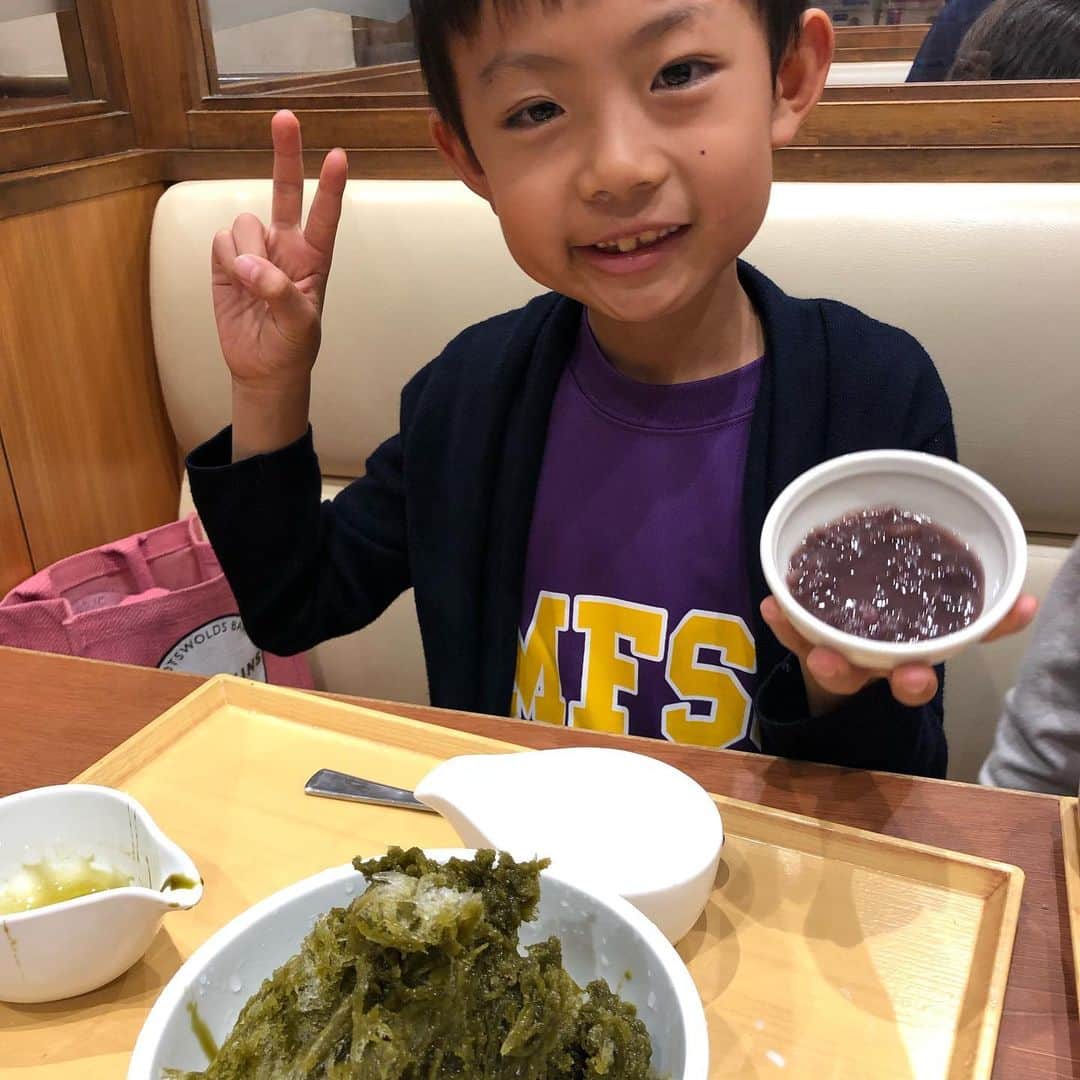 甘糟記子さんのインスタグラム写真 - (甘糟記子Instagram)「Kポップダンスの後はお決まりのココス！（笑）  カキ氷始まってました！  お友達に教えてもらったアプリを使ってみたけど、難しいな（笑） なんで両サイドはボケてる感じ？（笑）  ココスのカキ氷初めて食べたけど、氷がフワフワで凄く美味しい！！ 昨日は子供達のを横取りして食べてたけど、来週はもう一ついけるな（笑）  でもって、帰ってからはお友達にもらった美味しい葛餅〜！！ 葛餅って少し硬いイメージだったけど、モチモチ柔らかくて美味しかったです(๑˃̵ᴗ˂̵) 週頭ってなんか気が重いけど、このお陰で頑張れる〜！！ #ココス#ファミレス#カキ氷#お楽しみ#息子殿姫#息子殿#姫#youtube風#夢はYouTuber」6月5日 10時40分 - norihey924
