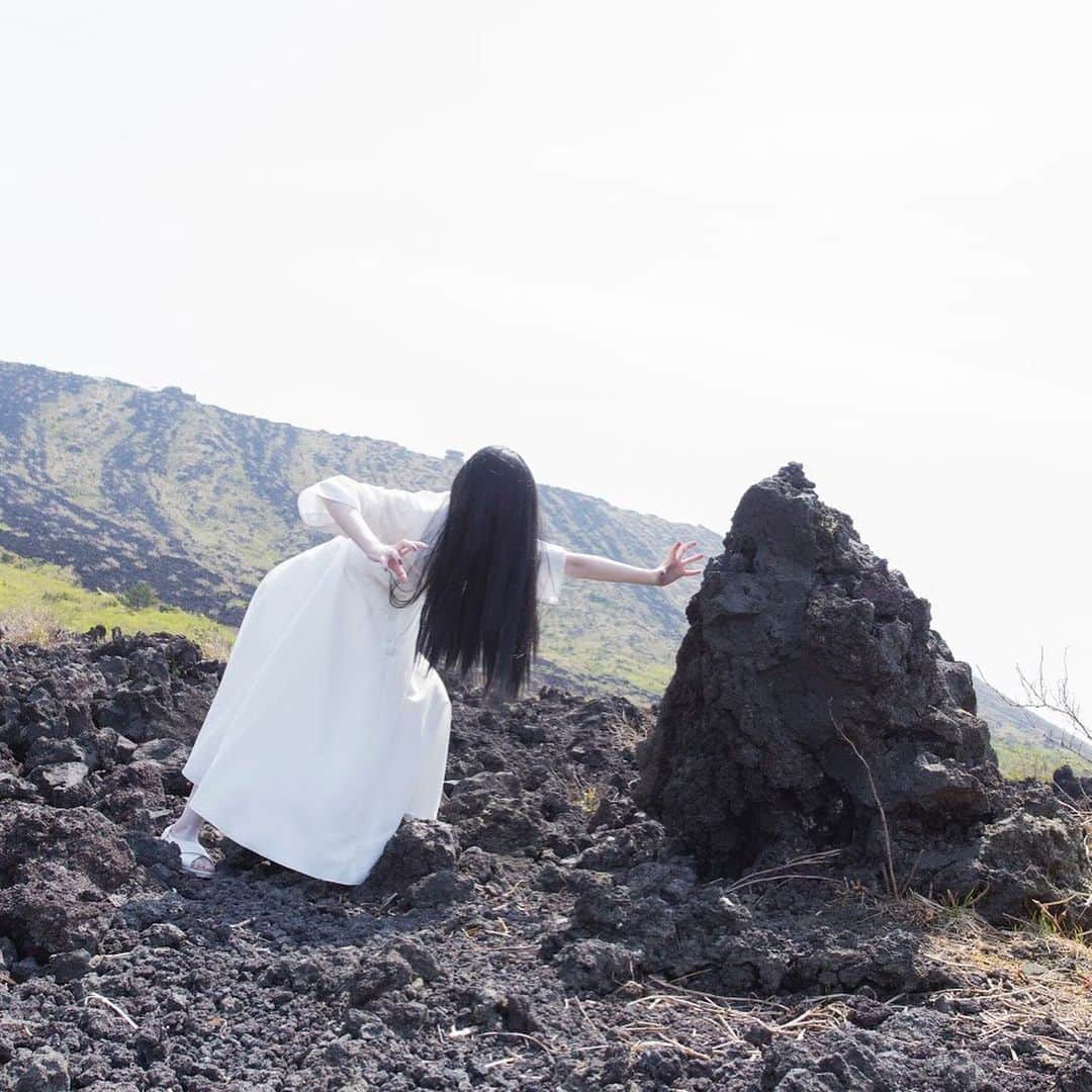 貞子のふらっと女子旅日記 〜撮って呪って進化して〜さんのインスタグラム写真 - (貞子のふらっと女子旅日記 〜撮って呪って進化して〜Instagram)「…集中して…呪念を送り続ければ、、、さぁ、動くかッ！？ #大ヒット舞台挨拶 #ご来場いただいた皆様 #ありがとうございました😊  #貞子  #まだまだ #絶賛上映中  #梅雨のジメジメ  #井戸の中みたいで #嫌いじゃない」6月5日 10時45分 - sadako_diary