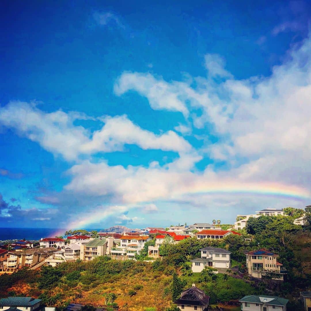 マキ・コニクソンさんのインスタグラム写真 - (マキ・コニクソンInstagram)「うちのラナイ(ベランダ)からハッピーレインボーちゃんが顔を出してるのが見れました！今日は私のラッキー&ハッピー ディ！🌈🤗 #ハワイのおすそ分け🤙🏼 #虹祭り🌈🌈 #ハッピーのおすそ分け🌈」6月5日 10時51分 - makikonikson