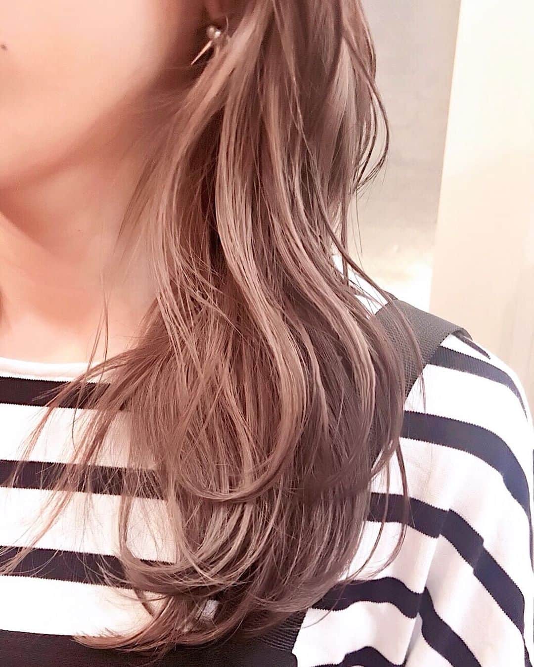 斉藤潤一のインスタグラム：「インナーカラーラベンダーベージュ . 〒150-0041 東京都渋谷区神南 ご予約はこちらへ ☞☞ TEL ☏﻿ ﻿03-3462-2093 web  roco@1cs.jp 渋谷 美容室 #rocospearz . 〒150-0041 東京都渋谷区神南1-14-9 第7FMGビルB1F . . ご予約はこちらへ ☞☞ TEL ☏﻿ ﻿03-3462-2093 web  roco@1cs.jp . ★平日  open  11:30-22:30 ★土日祝  open  11:00-21:30  #渋谷#東京#oggiotto#新宿#表参道#ヘアアレンジ #外国人風#ロングヘアアレンジ #hair#渋谷美容室 #ウルフカット#インナーカラー#オシャレ#メッシュカラー#ダブルカラー#外国人風カラー#ショートヘア #ヘアアレンジ #ケアブリーチ  #ラベンダーアッシュ #newcolor #ヘアスタイル #tokyo #shibuya #hair #ロングヘア #モデル#斉藤潤一」