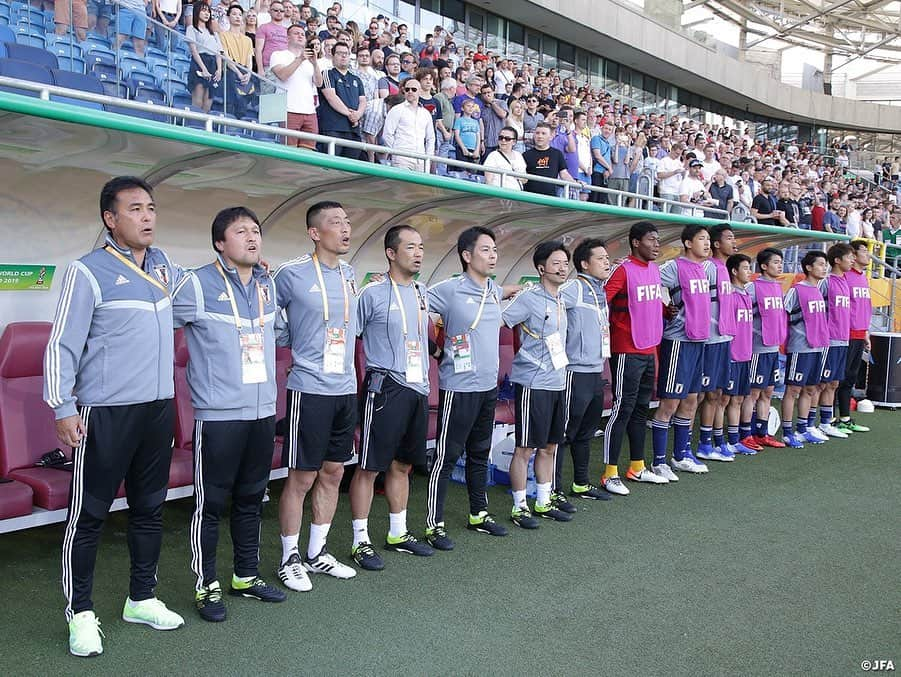 日本サッカー協会さんのインスタグラム写真 - (日本サッカー協会Instagram)「📸Match Photos① U-20日本代表は4日(火)、FIFA U-20ワールドカップポーランド2019のノックアウトステージ初戦でU-20韓国代表と対戦し、試合終盤に失点を許して0-1と惜敗。ベスト16で大会を去ることとなりました。 ・ 影山雅永監督は「前半と後半でガラッと変わった戦いの中でも、しっかりと対応して最後の最後まで戦ってくれた選手を誇りに思っています」と勇敢に戦った選手たちを労いました。 ・ GK 1 #若原智哉 DF 3 #小林友希 DF 4 #瀬古歩夢 DF 5 #菅原由勢 DF 15 #鈴木冬一 →88’ DF 2 #東俊希  MF 6 #郷家友太 →68' FW 20 #中村敬斗 MF 8 #藤本寛也 →88’ FW 18 #原大智  MF 10 #齊藤未月 (C) MF 16 #山田康太 FW 13 #宮代大聖 FW 14 #西川潤 ・ 監督 #影山雅永 ・ 🏆FIFA U-20ワールドカップポーランド 📅グループステージ 5/24 1-1 vsエクアドル🇪🇨 5/26 3-0 vsメキシコ🇲🇽 5/30 0-0 vsイタリア🇮🇹 📅ラウンド16 6/5 0-1 vs韓国🇰🇷 ・ #daihyo #jfa #u20wc」6月5日 11時00分 - japanfootballassociation