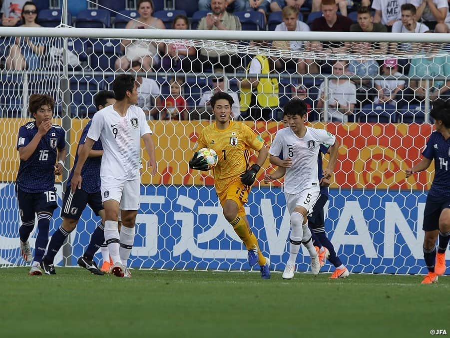 日本サッカー協会さんのインスタグラム写真 - (日本サッカー協会Instagram)「📸Match Photos① U-20日本代表は4日(火)、FIFA U-20ワールドカップポーランド2019のノックアウトステージ初戦でU-20韓国代表と対戦し、試合終盤に失点を許して0-1と惜敗。ベスト16で大会を去ることとなりました。 ・ 影山雅永監督は「前半と後半でガラッと変わった戦いの中でも、しっかりと対応して最後の最後まで戦ってくれた選手を誇りに思っています」と勇敢に戦った選手たちを労いました。 ・ GK 1 #若原智哉 DF 3 #小林友希 DF 4 #瀬古歩夢 DF 5 #菅原由勢 DF 15 #鈴木冬一 →88’ DF 2 #東俊希  MF 6 #郷家友太 →68' FW 20 #中村敬斗 MF 8 #藤本寛也 →88’ FW 18 #原大智  MF 10 #齊藤未月 (C) MF 16 #山田康太 FW 13 #宮代大聖 FW 14 #西川潤 ・ 監督 #影山雅永 ・ 🏆FIFA U-20ワールドカップポーランド 📅グループステージ 5/24 1-1 vsエクアドル🇪🇨 5/26 3-0 vsメキシコ🇲🇽 5/30 0-0 vsイタリア🇮🇹 📅ラウンド16 6/5 0-1 vs韓国🇰🇷 ・ #daihyo #jfa #u20wc」6月5日 11時00分 - japanfootballassociation