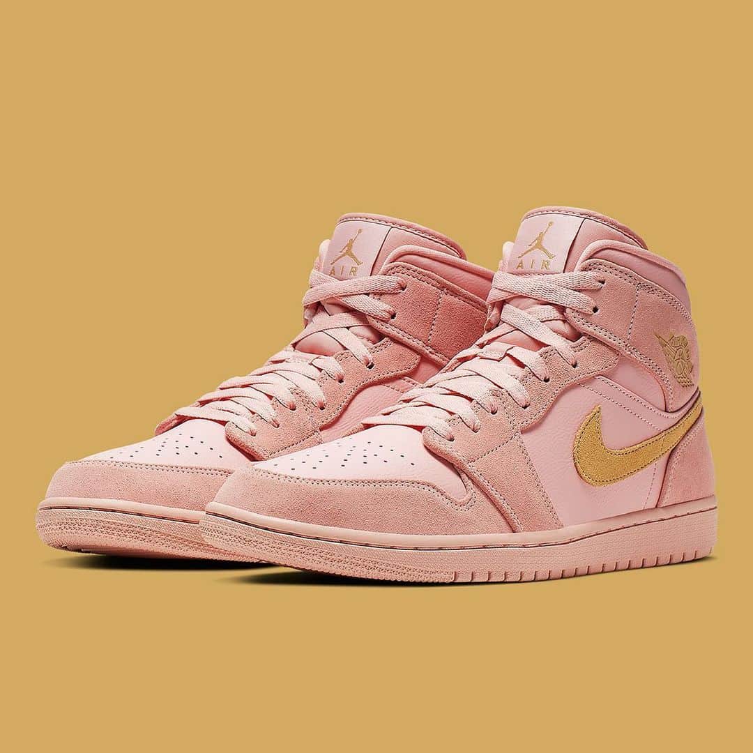 Sneaker Newsさんのインスタグラム写真 - (Sneaker NewsInstagram)「Another eye-catcher of a colorway appears on the Air Jordan 1 Mid SE. Coral suede with gold makes for one of the best pairings we’ve seen yet. For a closer look, tap the link in our bio.」6月5日 11時07分 - sneakernews