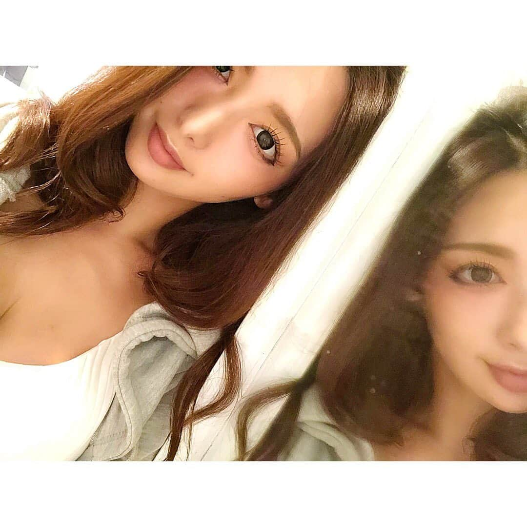 神子島みかさんのインスタグラム写真 - (神子島みかInstagram)「. 最近#加工アプリ で 写真撮ってたら感覚麻痺って来たので #iPhone 内蔵ノーマルカメラに 戻してみた😶 . そうだそうだ 私こんなような顔だったわ 加工は感覚麻痺るから控えめに🙌🏻 . 最近フォローしたよ！ って方からしたら別人かと思いますが 改めまして神子島です。 . #現実を見よう . まぁこの写真も 加工アプリ程ではないが#加工済み w . . #selfie#Japanesegirl#japan#tokyo#mam#dad#kids#fam#instagood#instamood#instalike#instalove#instafollow#followme#instapic#我爱你#アラサー#ママ#自撮り#事情#妹 からの#警告#姉#やりすぎ だと . . (注意) この鏡我が家ではありません 我が家はもぅ少し綺麗にしてますw . . ⋆⸜ᵀᴴᴬᴺᴷ ᵞᴼᵁ⸝⋆」6月5日 11時16分 - kagomika