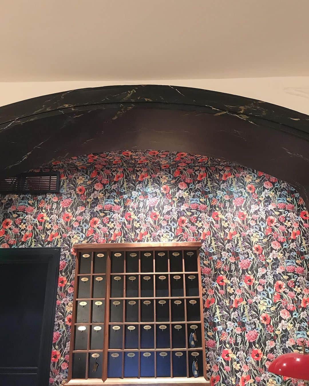小藪奈央さんのインスタグラム写真 - (小藪奈央Instagram)「Hotel in Paris I stayed 🇫🇷 お部屋は普通だけどホテル内のインテリアがアール・デコ x フローラルで可愛かったな。」6月5日 11時25分 - nao_now