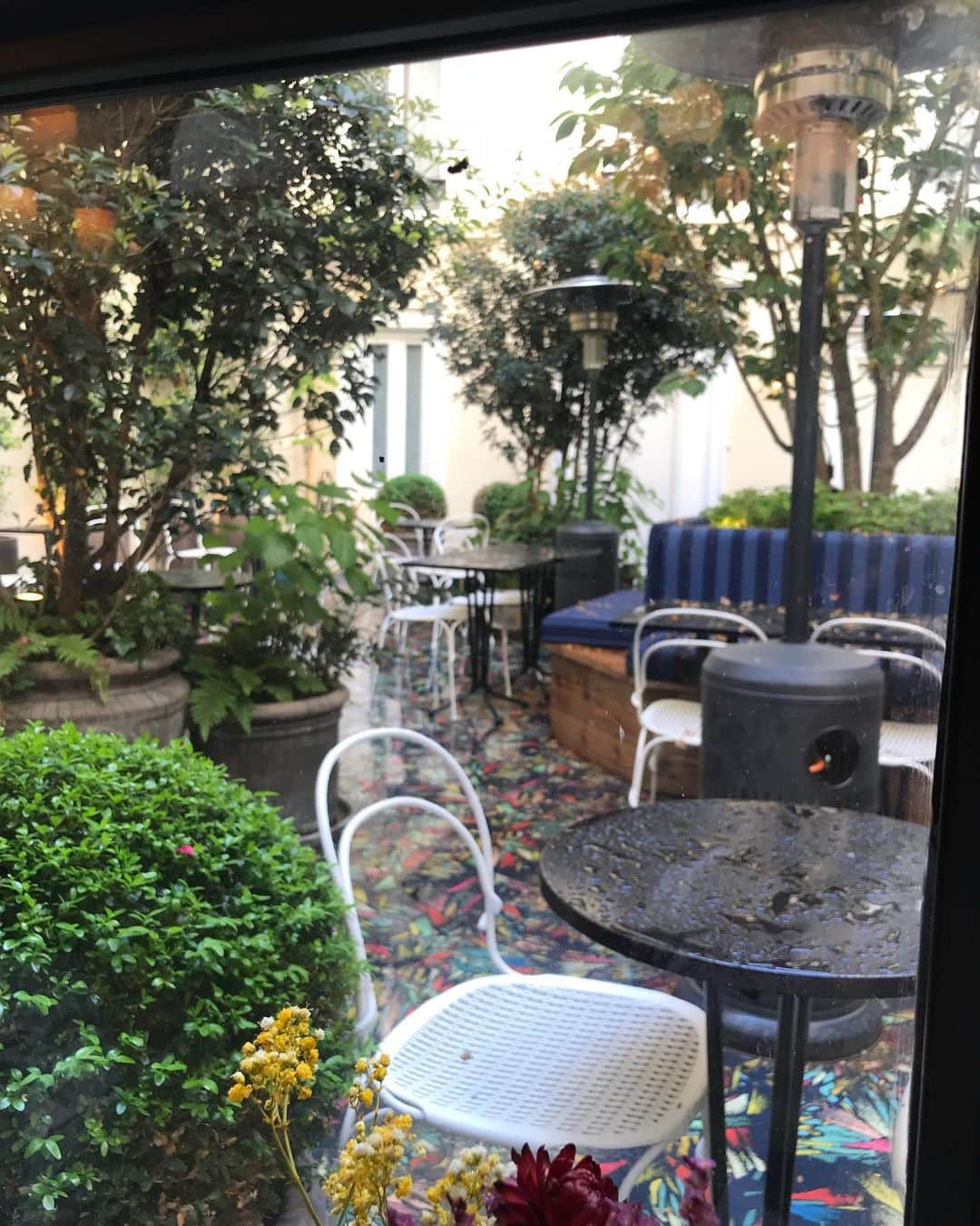 小藪奈央さんのインスタグラム写真 - (小藪奈央Instagram)「Hotel in Paris I stayed 🇫🇷 お部屋は普通だけどホテル内のインテリアがアール・デコ x フローラルで可愛かったな。」6月5日 11時25分 - nao_now
