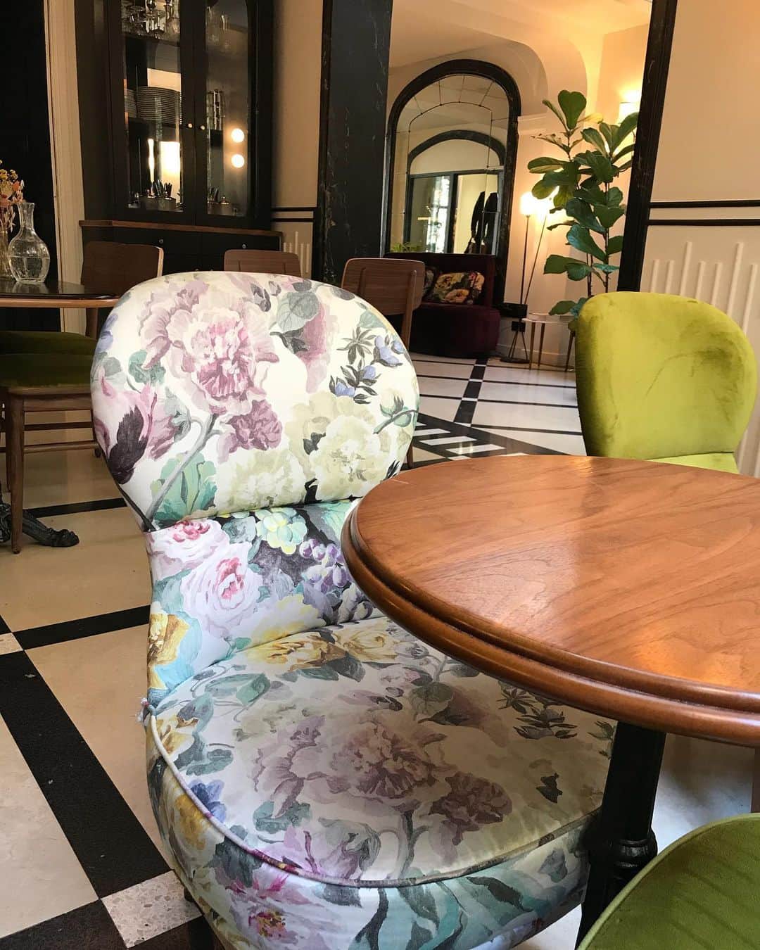 のインスタグラム：「Hotel in Paris I stayed 🇫🇷 お部屋は普通だけどホテル内のインテリアがアール・デコ x フローラルで可愛かったな。」