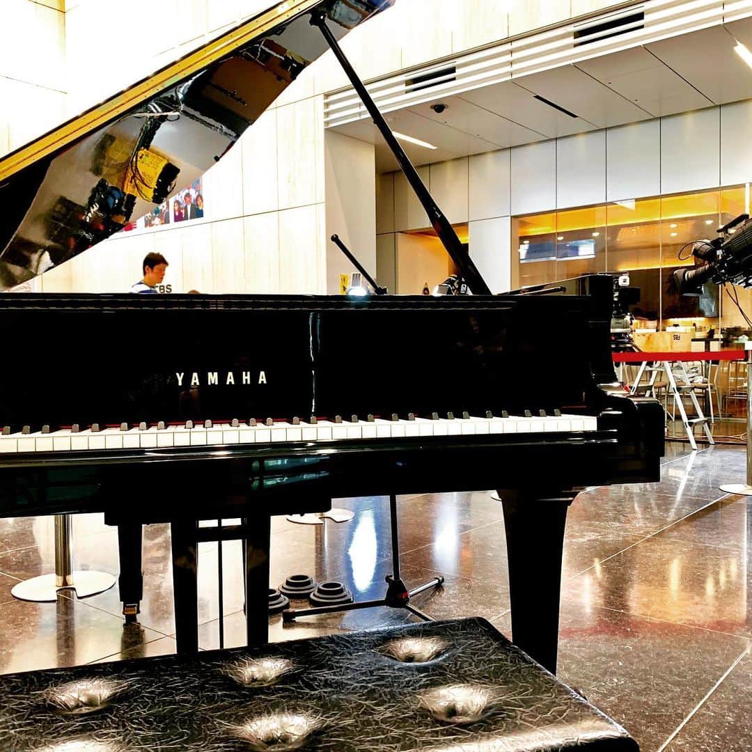 松井礼明のインスタグラム：「今日のめんたいワイド、世界的なピアニストで現在ニューヨークを拠点に活動している「7本指のピアニスト」西川悟平さんの生演奏をお楽しみ頂きます。  #西川悟平 #ピアニスト #めんたいワイド #7本指のピアニスト #福岡」