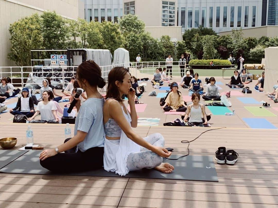 里見茜さんのインスタグラム写真 - (里見茜Instagram)「遅くなりましたが、梅田阪急ヨガフェスタにご参加いただいた方ありがとうございました♡ 前半の青空ヨガではペアヨガで一体感を出していき笑いや、叫ぶ声や🤣 賑やかなスタートとなり、とても楽しい時間を過ごすことができました😊 始めて会う方もいるけど、ペアヨガをやることによってお互いを知れて、相手に身を委ねる心地よさや一人では感じられない伸びや気持ち良さも体感してもらえたのかなって思います♡  後半のヨガは「セルフリトリート・心の断捨離」 今回  @u.coconatsu とコラボヨガをすることになり、誰かと一緒にやったことない私はぶっちゃけ不安もありました。 けど奈津子との時間がとても心地よすぎたのか☺️ (前日の打ち合わせも楽しすぎて夜更かししてしまうほど)当日は話し合わなくてもバトンタッチのタイミングも流れに身をまかせる感じで相性抜群の二人だと確信。笑 気を許せるパートナーとやるイベントは本当に大切で、今までにないヨガイベントを実現することができたなって思います。 奈津子に感謝だね♡ ヨガ留学の話から始まり、動く瞑想で心身を落ち着かせ、シャヴァーサナでシンギングボウルの倍音の波動で癒しの時間を。 最後はみんなで瞑想し、ホオポノポノのお話を。 「ありがとう」 「ごめんなさい」 「ゆるしてください」 「あいしています」 って4つの言葉を自身で唱えてもらいました。思い浮かべる人は自分でも誰かにでもいい。ただ思い浮かべて唱えるクリーニング法。 外側の世界は全て幻想で、全ては内側から。 誰でもいろんな問題を抱えていてモヤモヤするときもある。 そんな時は騙されたと思って５分でもいいのでやってみてね☺︎ わかっていても、忘れてしまいがちな言葉。 奈津子に教えてもらってから ふと気付いた時に、私も使うようにしてるよ＾＾ 奈津子、本当にありがとう💗 終わった後には、広島から来てくれたいう方がいたり ヨガを再開しようと思ってくれたり、ホオポノポノのお話を聞いて泣いてくれたり、、 沢山の感謝の言葉を本当にありがとうございました！大阪の人から沢山のパワーを頂きました！大阪熱すぎる！大好きです。😘✨ ただ、ポーズを取るだけではない、ダイエットでもない、ヨガのこの未知なる深さが魅力的で好きになったんだなって思います。  いつのまにか長くなってしまいましたが、今回参加してくれた方々、関係者の方々本当にありがとうございました🤝 ヨガに出会えてよかった✨幸せな時間でした。 #yoga #yogaevent#yogini#ヨガ#ヨガフェスタ#コラボ#癒しの時間#ホオポノポノ#ヨガライフ#ペアヨガ #瞑想」6月5日 11時29分 - satomiakane