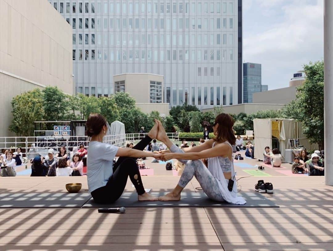 里見茜さんのインスタグラム写真 - (里見茜Instagram)「遅くなりましたが、梅田阪急ヨガフェスタにご参加いただいた方ありがとうございました♡ 前半の青空ヨガではペアヨガで一体感を出していき笑いや、叫ぶ声や🤣 賑やかなスタートとなり、とても楽しい時間を過ごすことができました😊 始めて会う方もいるけど、ペアヨガをやることによってお互いを知れて、相手に身を委ねる心地よさや一人では感じられない伸びや気持ち良さも体感してもらえたのかなって思います♡  後半のヨガは「セルフリトリート・心の断捨離」 今回  @u.coconatsu とコラボヨガをすることになり、誰かと一緒にやったことない私はぶっちゃけ不安もありました。 けど奈津子との時間がとても心地よすぎたのか☺️ (前日の打ち合わせも楽しすぎて夜更かししてしまうほど)当日は話し合わなくてもバトンタッチのタイミングも流れに身をまかせる感じで相性抜群の二人だと確信。笑 気を許せるパートナーとやるイベントは本当に大切で、今までにないヨガイベントを実現することができたなって思います。 奈津子に感謝だね♡ ヨガ留学の話から始まり、動く瞑想で心身を落ち着かせ、シャヴァーサナでシンギングボウルの倍音の波動で癒しの時間を。 最後はみんなで瞑想し、ホオポノポノのお話を。 「ありがとう」 「ごめんなさい」 「ゆるしてください」 「あいしています」 って4つの言葉を自身で唱えてもらいました。思い浮かべる人は自分でも誰かにでもいい。ただ思い浮かべて唱えるクリーニング法。 外側の世界は全て幻想で、全ては内側から。 誰でもいろんな問題を抱えていてモヤモヤするときもある。 そんな時は騙されたと思って５分でもいいのでやってみてね☺︎ わかっていても、忘れてしまいがちな言葉。 奈津子に教えてもらってから ふと気付いた時に、私も使うようにしてるよ＾＾ 奈津子、本当にありがとう💗 終わった後には、広島から来てくれたいう方がいたり ヨガを再開しようと思ってくれたり、ホオポノポノのお話を聞いて泣いてくれたり、、 沢山の感謝の言葉を本当にありがとうございました！大阪の人から沢山のパワーを頂きました！大阪熱すぎる！大好きです。😘✨ ただ、ポーズを取るだけではない、ダイエットでもない、ヨガのこの未知なる深さが魅力的で好きになったんだなって思います。  いつのまにか長くなってしまいましたが、今回参加してくれた方々、関係者の方々本当にありがとうございました🤝 ヨガに出会えてよかった✨幸せな時間でした。 #yoga #yogaevent#yogini#ヨガ#ヨガフェスタ#コラボ#癒しの時間#ホオポノポノ#ヨガライフ#ペアヨガ #瞑想」6月5日 11時29分 - satomiakane