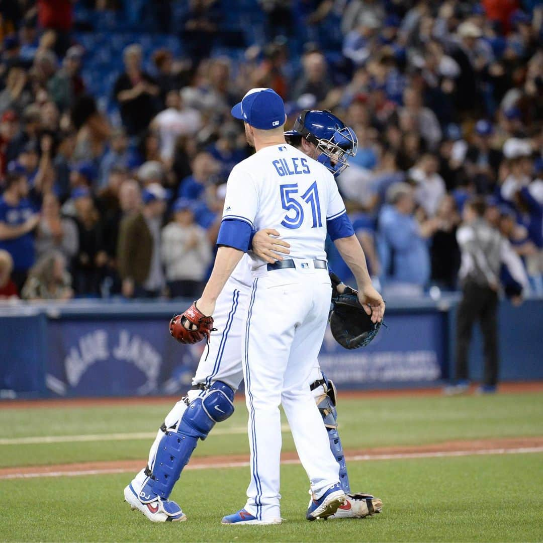 トロント・ブルージェイズさんのインスタグラム写真 - (トロント・ブルージェイズInstagram)「Starting the homestand with a W! Give us your 🤚 emojis! #BlueJaysWin」6月5日 11時39分 - bluejays