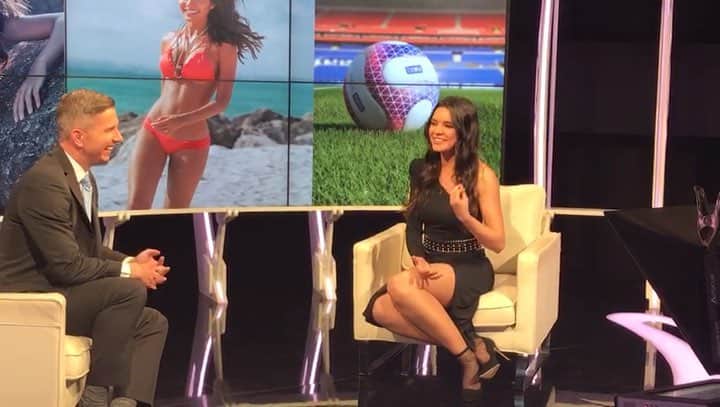 パオラ・ポーリンのインスタグラム：「And this is why @extratv is never going to bring  another sassy Latina on set ever again 💁🏻‍♀️😂. I’m Mexican/Colombian can’t choose, thank you for having me @extratv.. - Ps: pardon my accent that happens after all day speaking  in Spanish.. - Which one is your favorite soccer team ? - Y así fue como @extratv no volvió a invitar a ninguna latina al programa 💁🏻‍♀️😂, Mexicana y Colombiana no puedo elegir.. soy las dos, gracias por la invitación @extratv - Ps: Disculpen el acento pero eso pasa después de hablar en inglés todo el día.. - Cua es tu equipo de fútbol favorito?」
