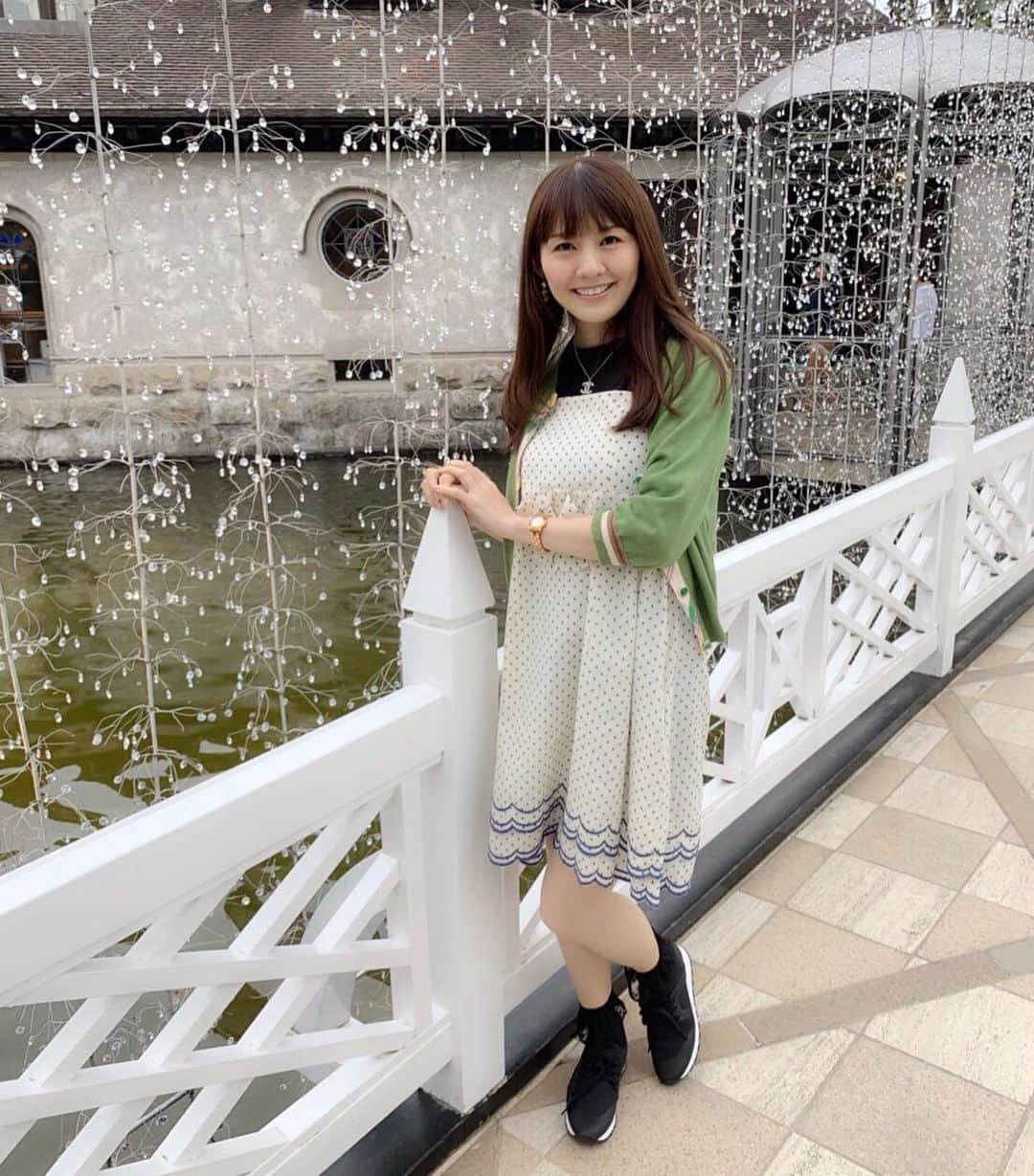 真坂美帆さんのインスタグラム写真 - (真坂美帆Instagram)「ガラスお花と植物、そして建物が彩る素敵な庭園。 マイナスイオンたっぷりの森に囲まれていたので、心から澄んでいきます。 ・ #trip #travel #picture #instapic #instajapan #hakone #japan #museum #twinkle #garden #woods #ootd #森 #ガラスの森 #美術館 #箱根 #箱根湯本 #日本 #コーデ #可愛い #ガーリー」6月5日 11時47分 - miho.sakurazaka_mii