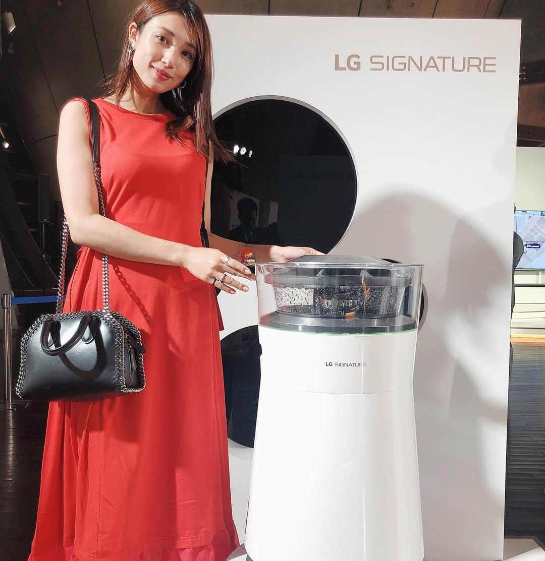 広瀬未花さんのインスタグラム写真 - (広瀬未花Instagram)「テレビなどの家電でお馴染みの「LG」のプレミアムライン「LGSIGNATURE」の日本ローンチパーティーに御招待頂きました❤︎ ・ LG SIGNATUREは、“家電をアートに”をコンセプトに、従来の家電のあり方を一新するようなプレミアムブランド。 どの商品もミニマルで洗練されたオシャレなデザインで、インテリアとしてもお部屋に溶け込んでくれますね✨ デザインはもちろんですが、機能性にも大注目なんです！！ ・ 例えば、冷凍冷蔵庫は2回ガラスをノックすると中身が見えたり、近づくと自動で右ドアが開くといった仕様になってるの！ ・ ドラム式洗濯乾燥機も二層式になっていて、色移りの心配がなく同時洗いができたり、スマホの専用アプリで外出先からも操作が出来ちゃう便利機能も。 ・ 他にも、88インチ8K有機ELテレビやワインセラー、加湿空気清浄機など注目の新商品ばかりでした！ ・ ものすごい進化していて、家電の概念変わりますよね💦 全部欲しい〜〜😍❤️❤️❤️ ・ ・ ・ one-piece/ @nanouniverse_official × @muveil_official ・ ・ #PR#LGSIGNATURE #TheArtofEssence #party#家電#新商品」6月5日 11時50分 - micahirose