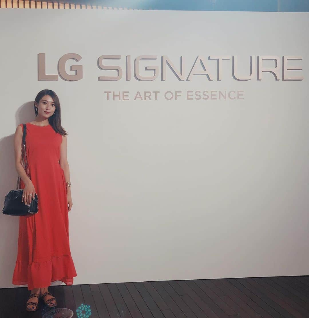 広瀬未花さんのインスタグラム写真 - (広瀬未花Instagram)「テレビなどの家電でお馴染みの「LG」のプレミアムライン「LGSIGNATURE」の日本ローンチパーティーに御招待頂きました❤︎ ・ LG SIGNATUREは、“家電をアートに”をコンセプトに、従来の家電のあり方を一新するようなプレミアムブランド。 どの商品もミニマルで洗練されたオシャレなデザインで、インテリアとしてもお部屋に溶け込んでくれますね✨ デザインはもちろんですが、機能性にも大注目なんです！！ ・ 例えば、冷凍冷蔵庫は2回ガラスをノックすると中身が見えたり、近づくと自動で右ドアが開くといった仕様になってるの！ ・ ドラム式洗濯乾燥機も二層式になっていて、色移りの心配がなく同時洗いができたり、スマホの専用アプリで外出先からも操作が出来ちゃう便利機能も。 ・ 他にも、88インチ8K有機ELテレビやワインセラー、加湿空気清浄機など注目の新商品ばかりでした！ ・ ものすごい進化していて、家電の概念変わりますよね💦 全部欲しい〜〜😍❤️❤️❤️ ・ ・ ・ one-piece/ @nanouniverse_official × @muveil_official ・ ・ #PR#LGSIGNATURE #TheArtofEssence #party#家電#新商品」6月5日 11時50分 - micahirose