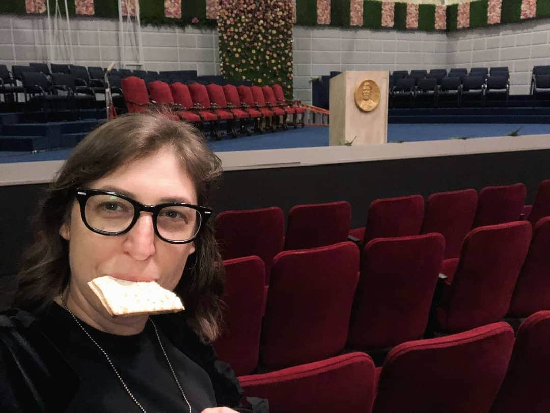 メイム・ビアリクさんのインスタグラム写真 - (メイム・ビアリクInstagram)「Found these in my phone and realized I never shared them. Just a few more finale pics! And yes that’s matzah in my mouth because it was Passover. ;)」6月5日 2時52分 - missmayim