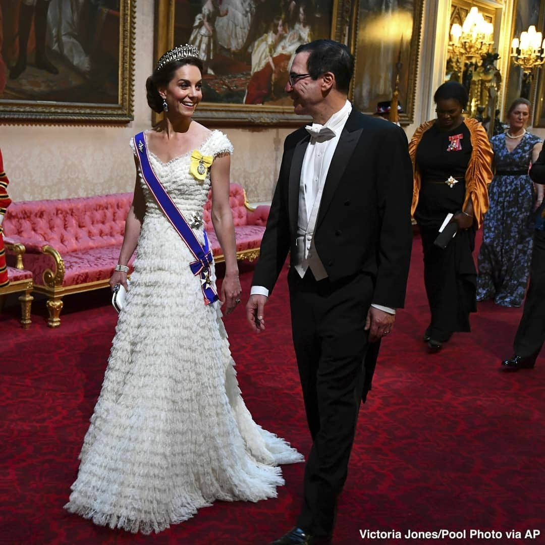 ABC Newsさんのインスタグラム写真 - (ABC NewsInstagram)「Kate, the Duchess of Cambridge, sparkled in her late mother-in-law's tiara at the lavish state banquet held in President Donald Trump's honor at Buckingham Palace on Monday evening. Kate wore the Lover's Knot tiara, which was beloved by Princess Diana. The tiara was created by Queen Elizabeth's grandmother, Queen Mary, in 1913. #princesskate #royals #royalfamily #princessdiana」6月5日 2時55分 - abcnews