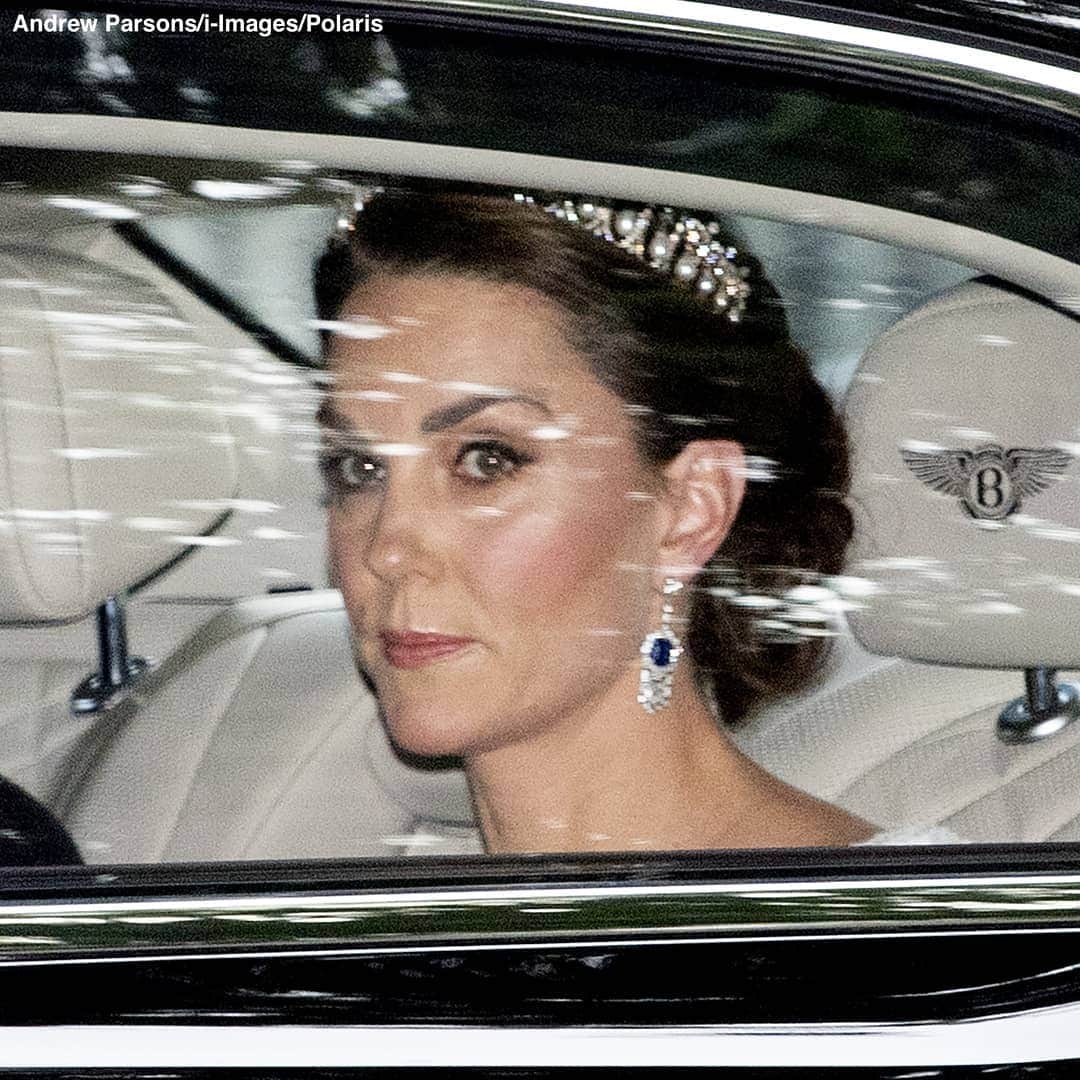 ABC Newsさんのインスタグラム写真 - (ABC NewsInstagram)「Kate, the Duchess of Cambridge, sparkled in her late mother-in-law's tiara at the lavish state banquet held in President Donald Trump's honor at Buckingham Palace on Monday evening. Kate wore the Lover's Knot tiara, which was beloved by Princess Diana. The tiara was created by Queen Elizabeth's grandmother, Queen Mary, in 1913. #princesskate #royals #royalfamily #princessdiana」6月5日 2時55分 - abcnews