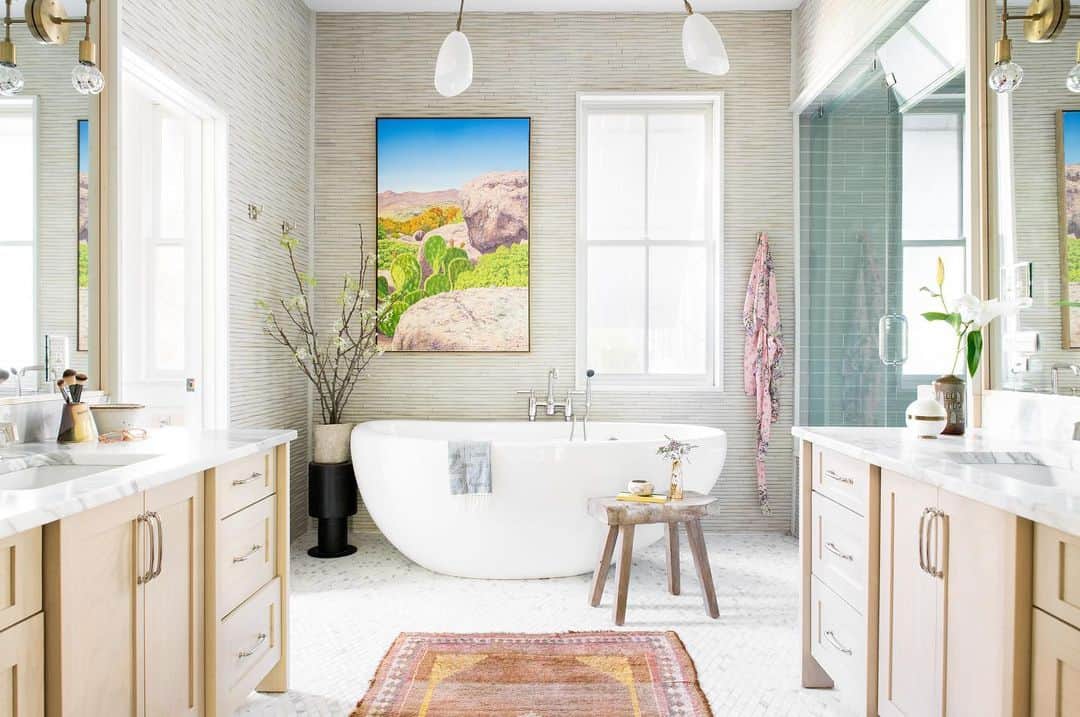 ELLE DECORさんのインスタグラム写真 - (ELLE DECORInstagram)「A bright, tranquil bathroom is the perfect touch in this island getaway, as seen in a home designed by @cortneybishopdesign. For the Charleston-based designer, your vacation house should be no different than your full-time home—at least when it comes to design. Link in bio to see how she conceives of these gorgeous spaces. Photo: @kcharlottephoto」6月5日 2時57分 - elledecor