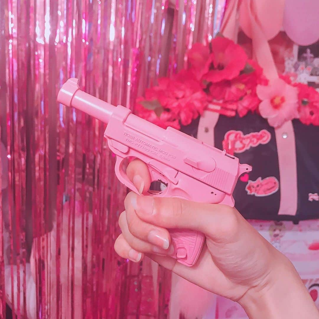 江崎びす子さんのインスタグラム写真 - (江崎びす子Instagram)「pink pistol💥💞 #はれあめ」6月5日 2時58分 - bisukoezaki