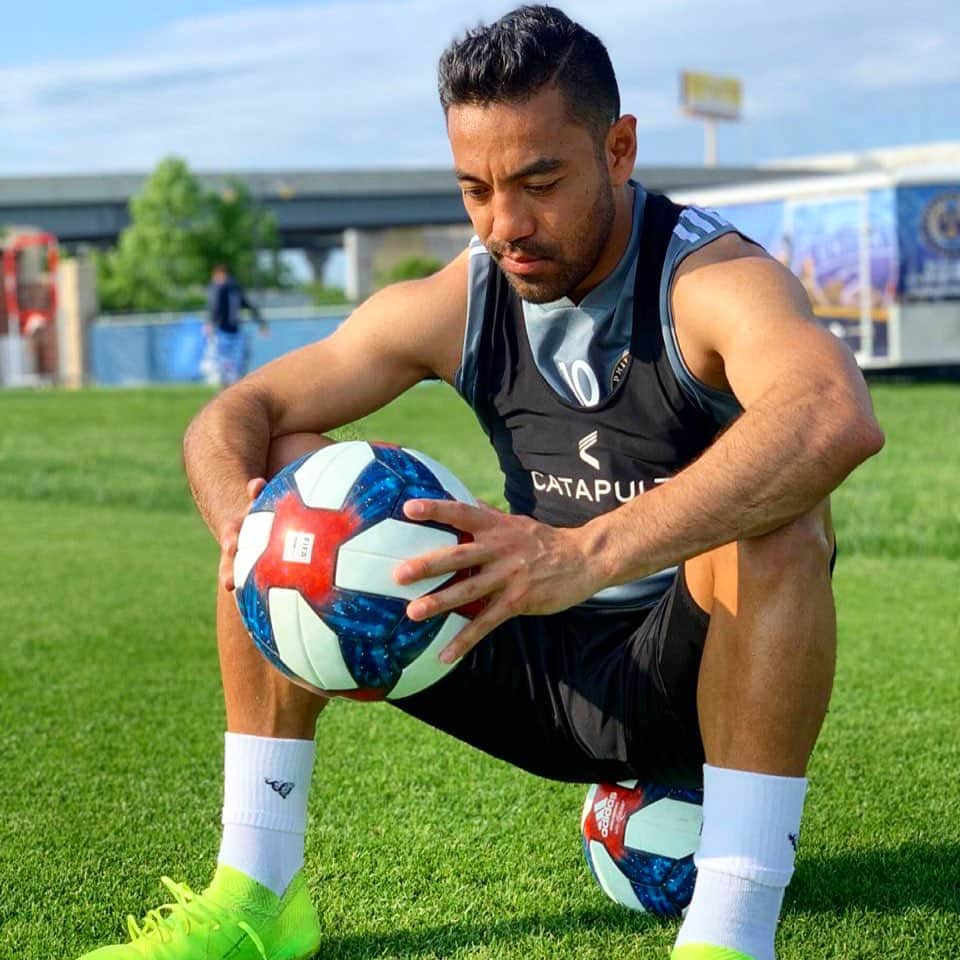 マルコ・ファビアンのインスタグラム：「Cero preocupaciones, todo llega, todo cambia, todo pasa. #staystrong #enjoythemoment #vivetuvidafeliz #magic #lapelotasiempreal10 #glücklich #callaito 💫🎩」