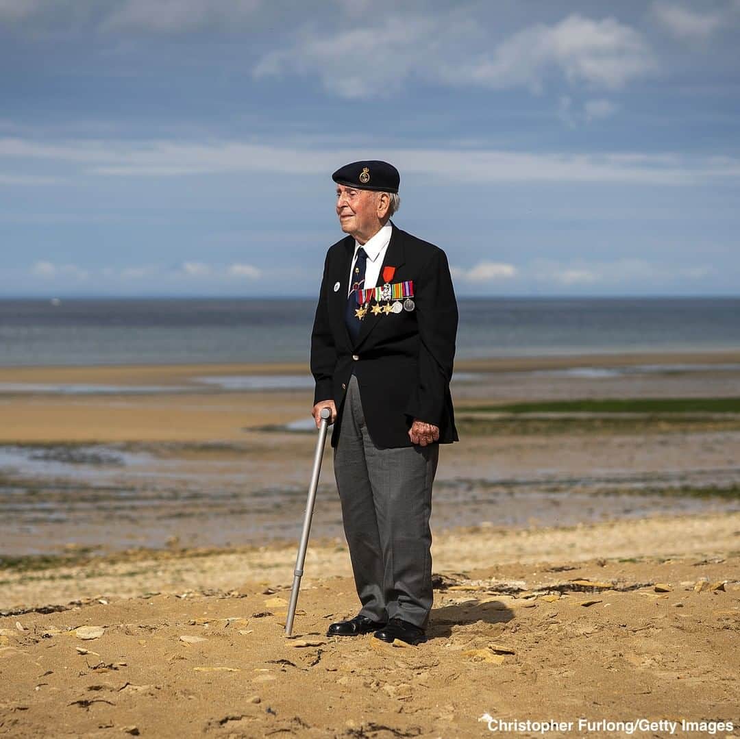 ABC Newsさんのインスタグラム写真 - (ABC NewsInstagram)「93-year-old Royal Navy D-Day veteran sets foot on Juno Beach for the first time in 75 years, paying his respects to the fallen ahead of the invasion's 75th anniversary. #dday #veterans #worldwarii」6月5日 3時06分 - abcnews