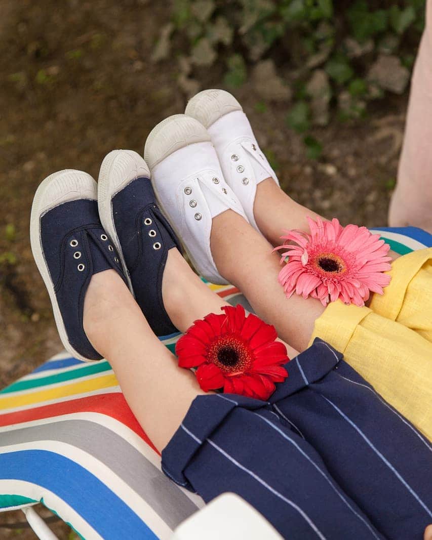 ベンシモンのインスタグラム：「Soon ☀️ Nous nous lançons dans une aventure avec une marque pour enfants que nous aimons beaucoup ✨ Deuxième indice : comme nous, ils proposent des habits indémodables, originaux et différents ! Des habits pour profiter de la vie ! Alors, les avez-vous reconnus ?  Rendez-vous dans quelques heures pour un prochain indice et samedi pour découvrir de qui il s'agit ! #collab #teasing #soon #bensimon」