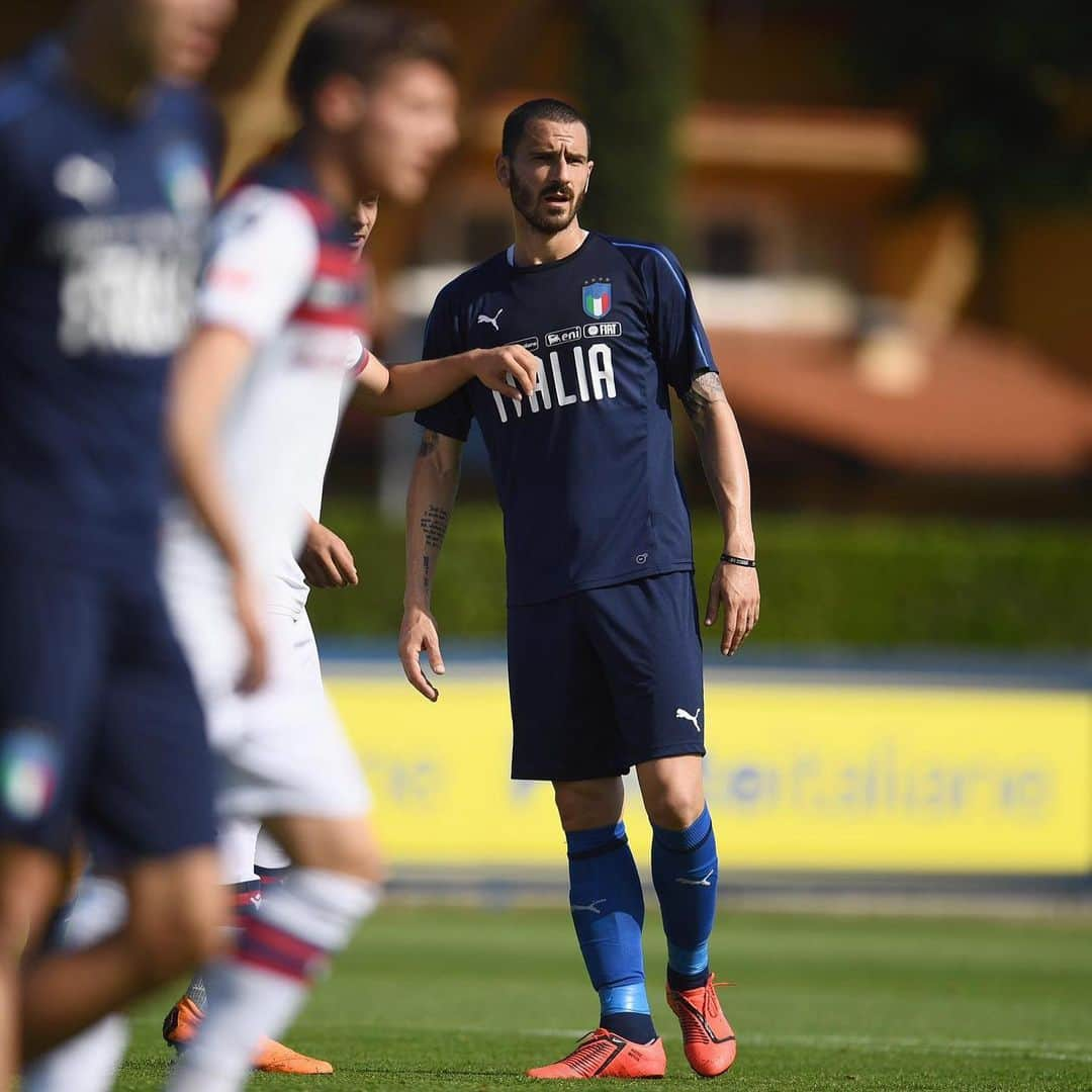 レオナルド・ボヌッチさんのインスタグラム写真 - (レオナルド・ボヌッチInstagram)「Preparando le partite di qualificazione 🎯 #LB19 #VivoAzzurro」6月5日 3時16分 - bonuccileo19