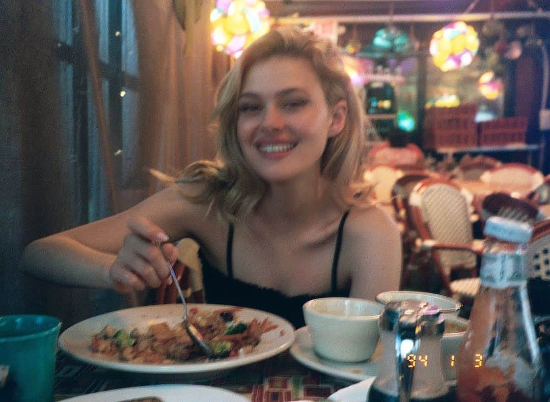 ニコラ・ペルツのインスタグラム：「this diner had parrots」