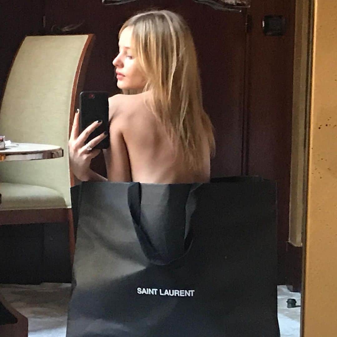 のインスタグラム：「Overnight shipping」