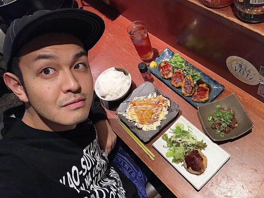 のインスタグラム：「#まかなインスタ#てげてげ フルスイングビンタダイエット終わって、本気のまかないを作ってもらいました。 店長の土片さんが「高見が帰ってきた！」と言いながら、見てて心配なるくらいたくさん美味しいまかない作ってくれはりました。 #ごちそうさまでした#最高 0時超えて本日から見取り図さんの新番組『ろくでなしミトリズ』が大阪チャンネルで配信スタートになりました！ #ろくでなしミトリズ #大阪チャンネル ぼくは初回放送から参加させてもらっています！ 見取り図さん、とろサーモンさん、そして笑い飯さん参加のコーナーにMCで呼んでもらっていますのでよろしくお願いします！ #光栄#MC そして来週は「ヒガチキ-東京-」！ はじめて渋谷無限大ホールで主催のユニットライブをさせてもらいます。 #ヒガシ逢ウサカ #コロコロチキチキペッパーズ #東京#渋谷 みなさん是非来てください！ 置きチケ受付中！ #置きチケ#受付中 観にきてもらった関係者の方にも毎回好評でございます！ 渋谷なのでアクセス便利！気になる関係者の方はお気軽にご連絡ください！」