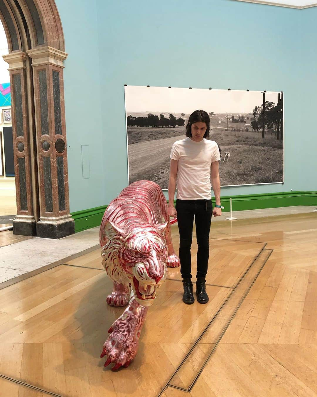 ジェームズ・ベイさんのインスタグラム写真 - (ジェームズ・ベイInstagram)「Big scary tiger made out of tea cake foils at the @royalacademyarts Loads of amazing work on show tonight! #RASummer」6月5日 3時14分 - jamesbaymusic