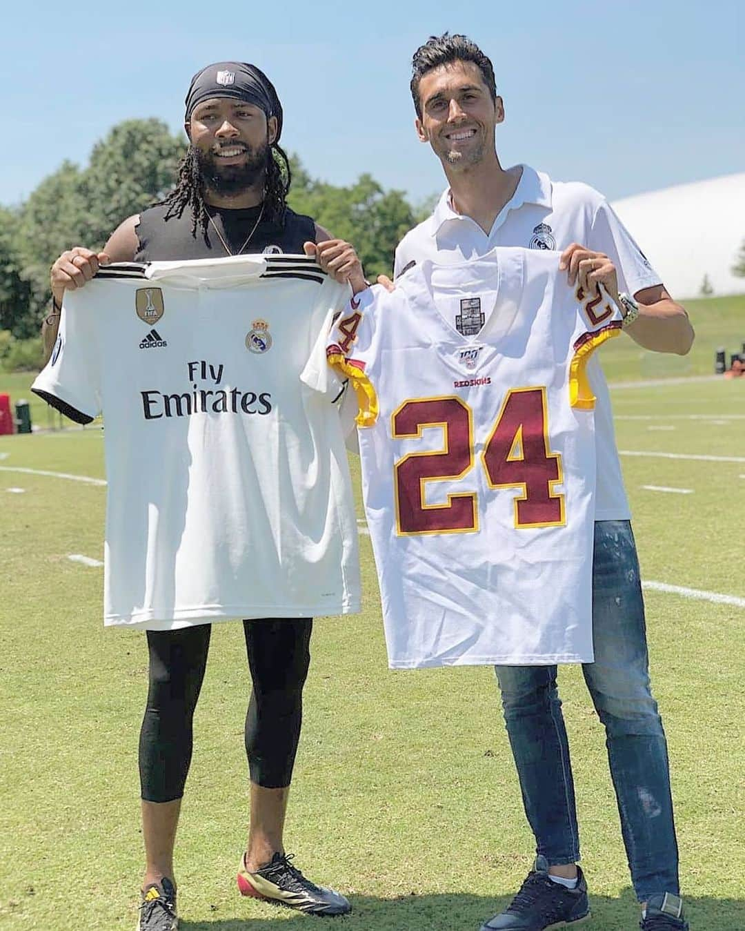 アルバロ・アルベロアさんのインスタグラム写真 - (アルバロ・アルベロアInstagram)「Nice to meet you, @jno24. Thanks a lot for the presents and all the best for next season! 🙌🏼🏈 #redskins #nfl #washingtonredskins」6月5日 3時26分 - arbeloa