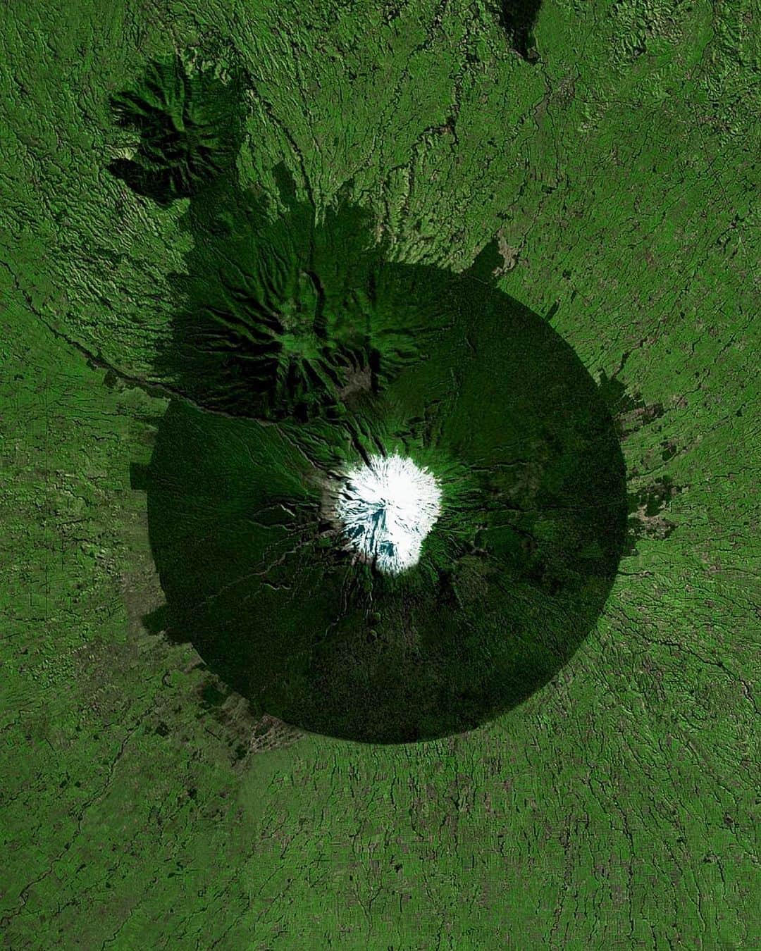 Daily Overviewさんのインスタグラム写真 - (Daily OverviewInstagram)「Mount Taranaki, also known as Mount Egmont, is an active stratovolcano on the west coast of New Zealand’s North Island. A change in vegetation is sharply delineated between the protected national forest that encircles the volcano and the surrounding land comprised of intensively-farmed dairy pastures. /// Created by @benjaminrgrant, source imagery: @maxartechnologies」6月5日 3時20分 - dailyoverview