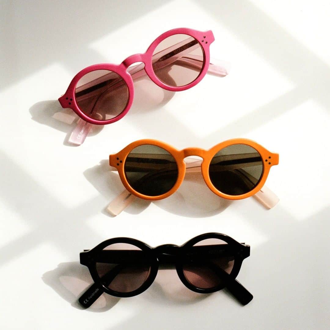 Meganさんのインスタグラム写真 - (MeganInstagram)「Zanzan MIZARU sunglasses in new colours for summer. Pop with tangerine and hot pink or stick to classic black. ⠀ ⠀ #サングラス #선글라스 #lunettes #occhiali #sunglasses #buybetterbuyless #handmadeinitaly⠀ ⠀ ⠀」6月5日 3時35分 - zanzan_domus